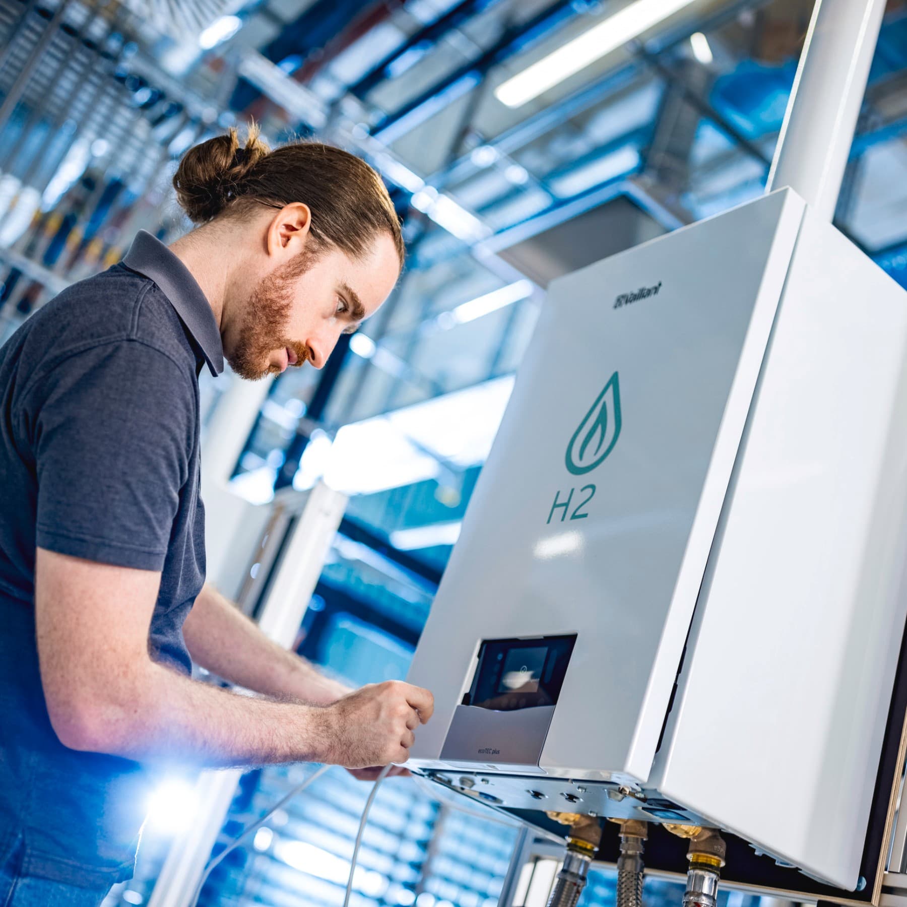 Tecnico che collauda una caldaia Vaillant predisposta per il funzionamento a idrogeno