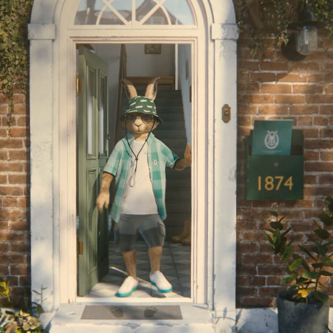 Vaillant Hare è in piedi davanti alla porta d'ingresso, con indosso un cappello da sole.