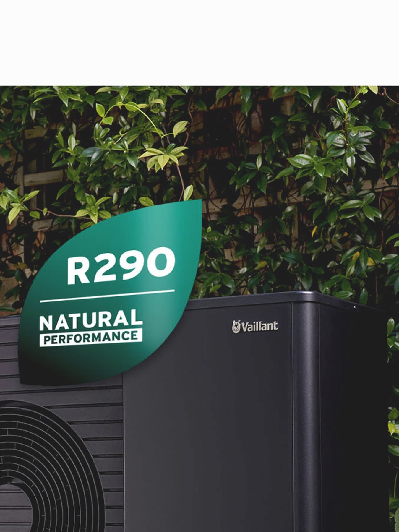 Lepre Vaillant con logo del refrigerante naturale davanti a una pompa di calore aroTHERM plus
