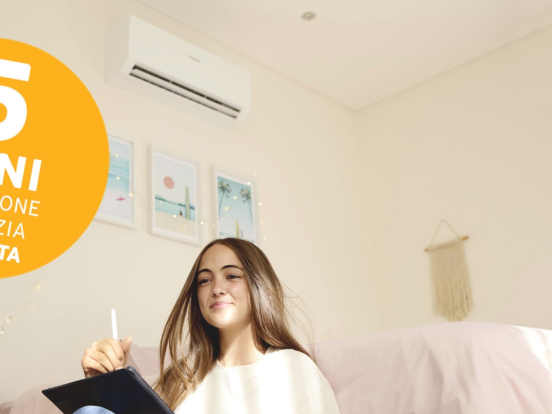 Ragazza in camera da letto con climatizzatore Vaillant.