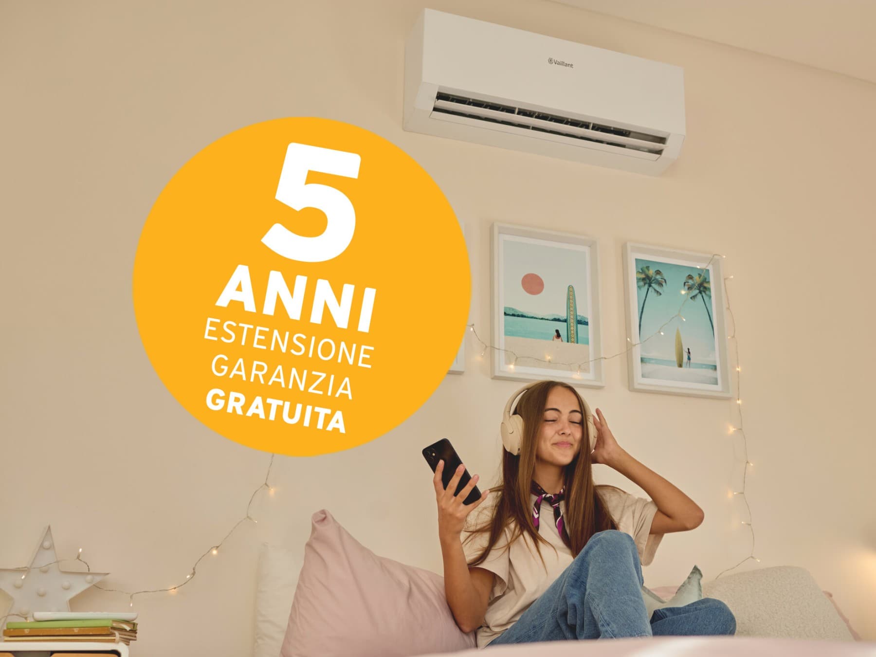 Una coppia si diverte con il proprio bambino in cucina, sullo sfondo una caldaia a gas appesa alla parete.