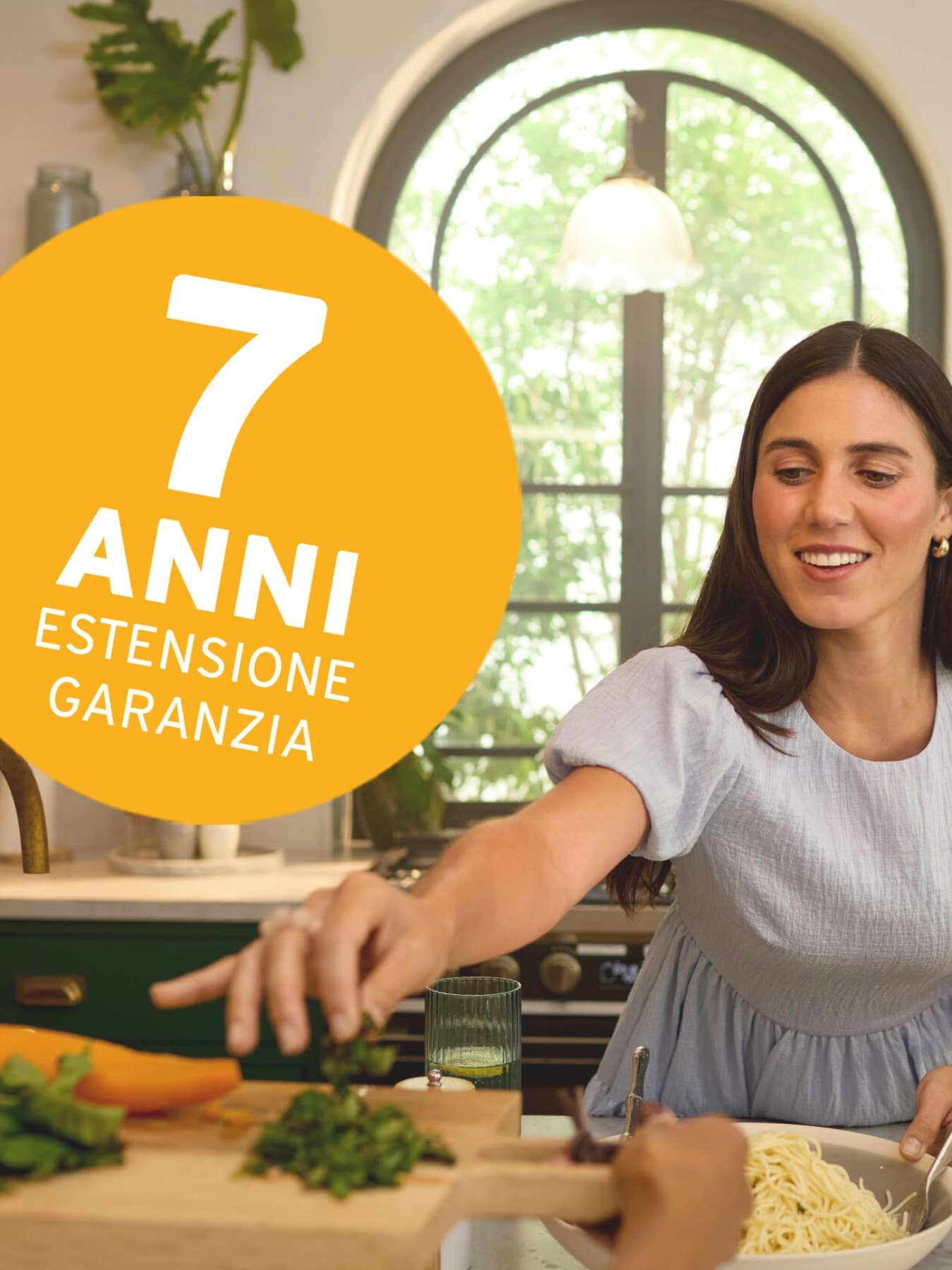 Lepre Vaillant a fianco a una pompa di calore Vaillant con messaggio 7 anni garanzia.
