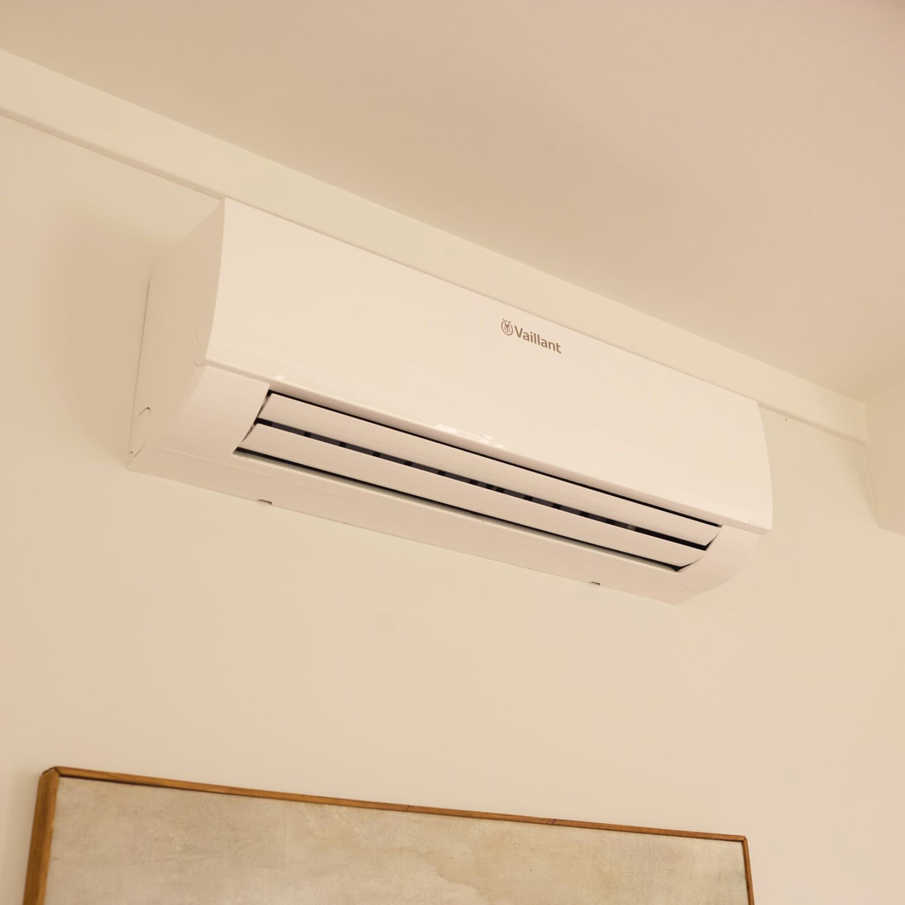 Unità interna di un climatizzatore in pompa di calore Vaillant.