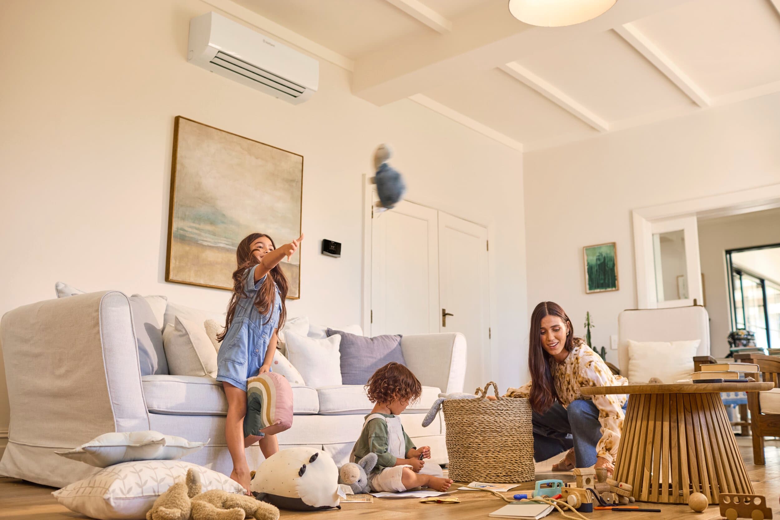 Famiglia gioca in una casa con un climatizzatore Vaillant.