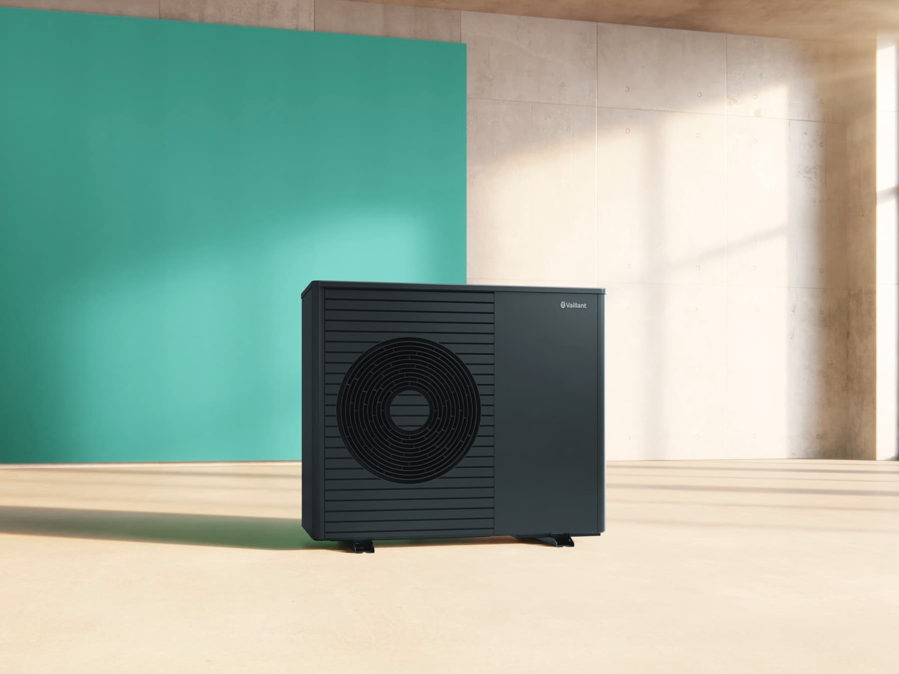 Unità esterna della pompa di calore aria-acqua Vaillant aroTHERM plus su sfondo bicolore