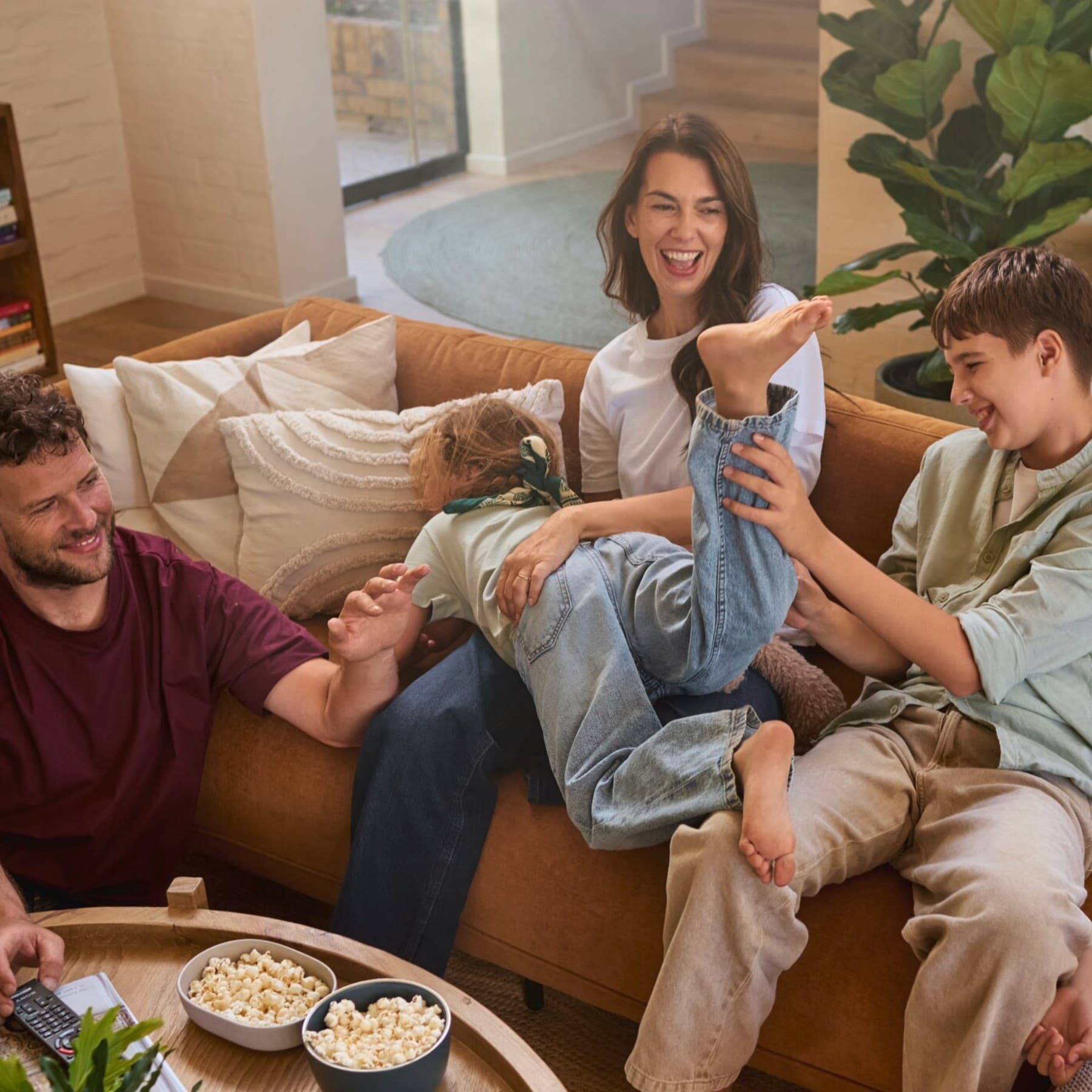 La famiglia si diverte sul divano
