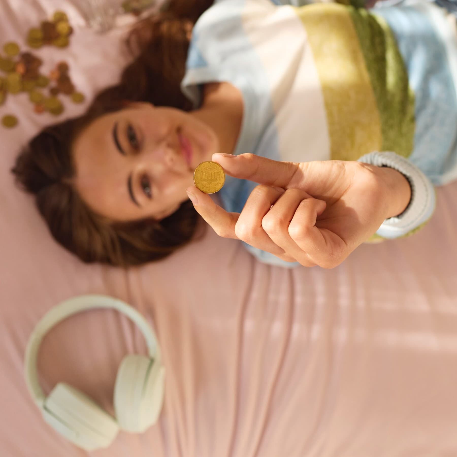 Ragazza che conta i soldi sul letto.