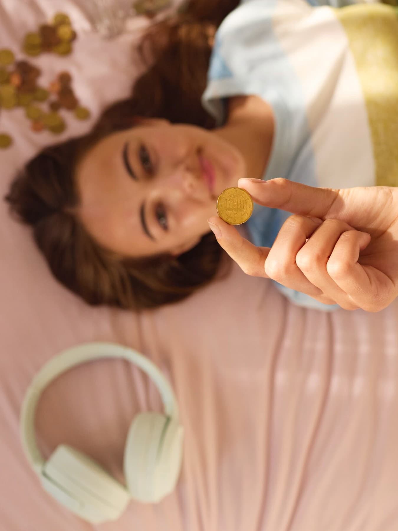 Ragazza che conta i soldi sul letto.