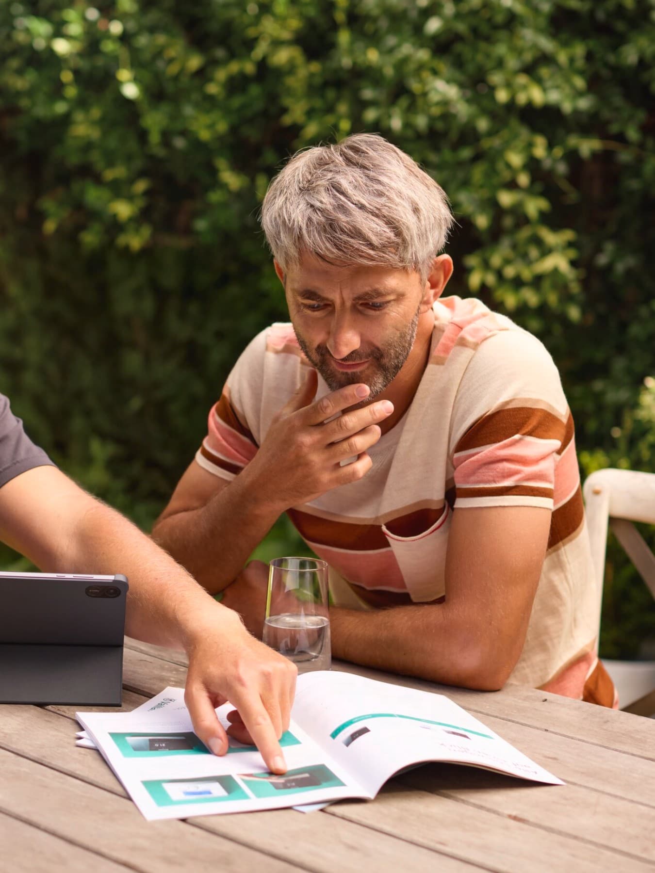 Installatore e uomo in consultazione