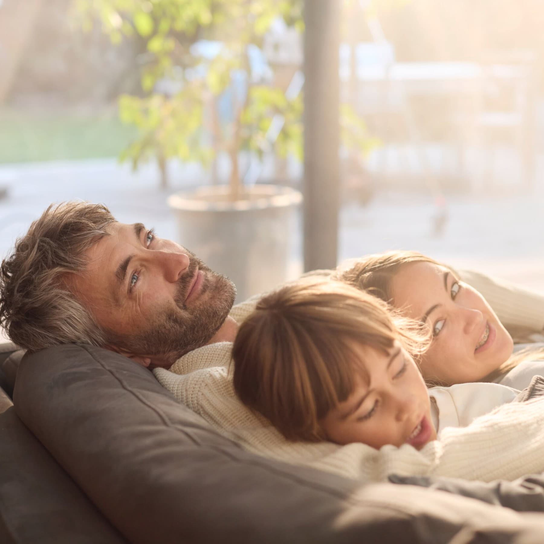 Famiglia che si rilassa su un divano