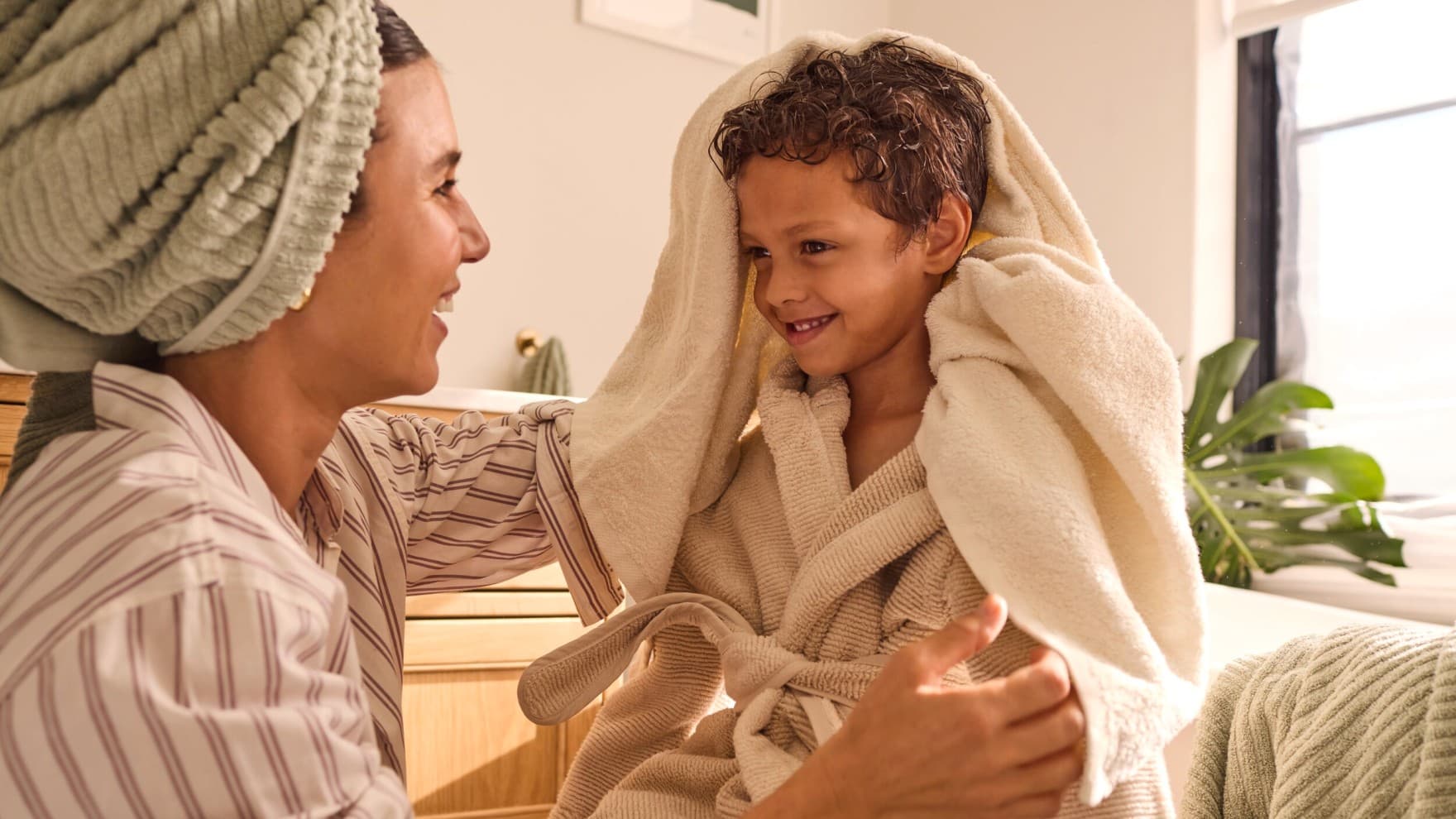 Madre e figlio che giocano