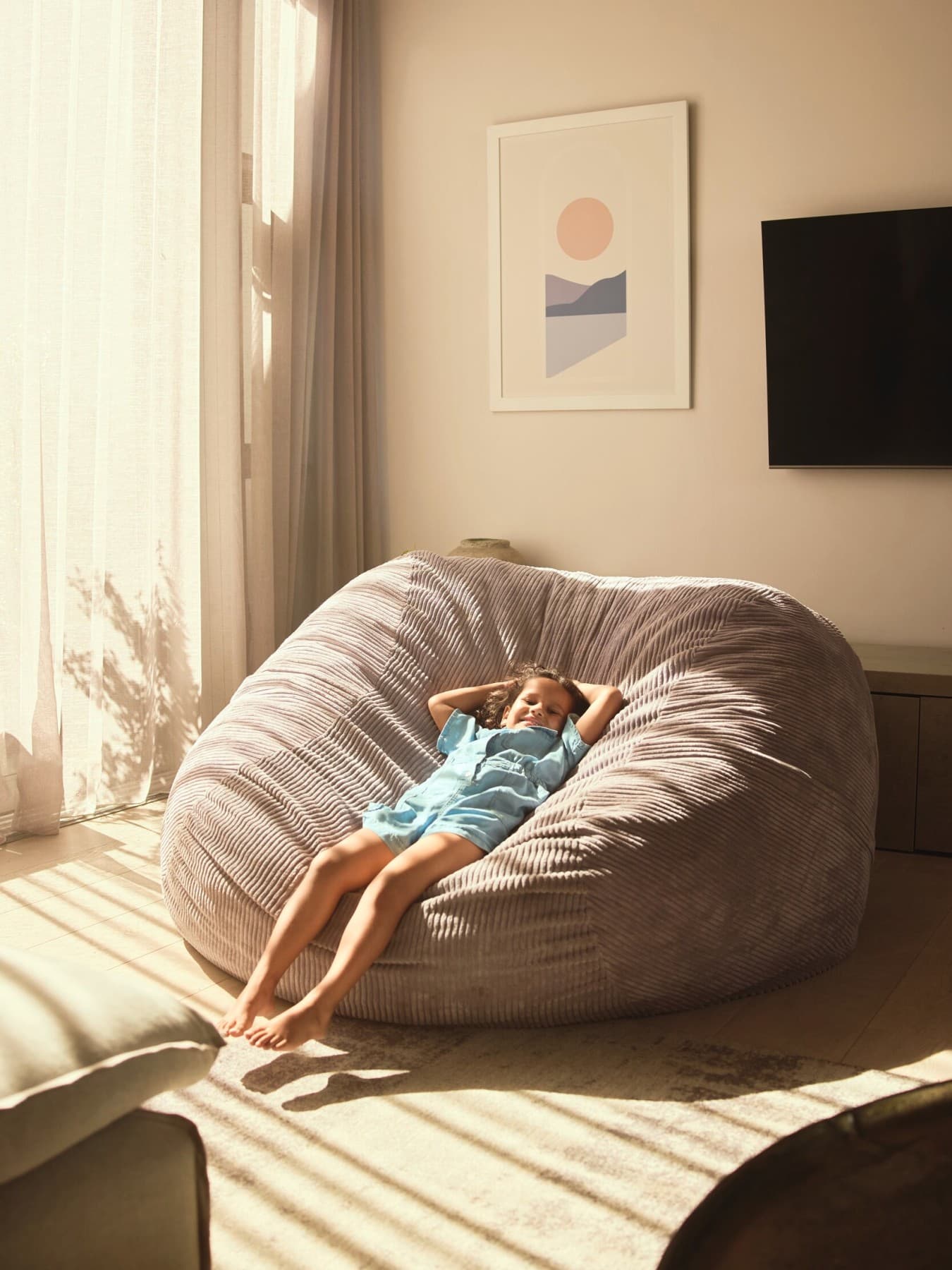 Il bambino si rilassa su un cuscino gigante.