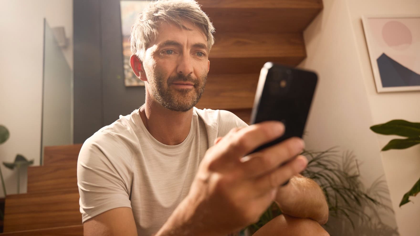 L'uomo controlla il proprio sistema di riscaldamento tramite app