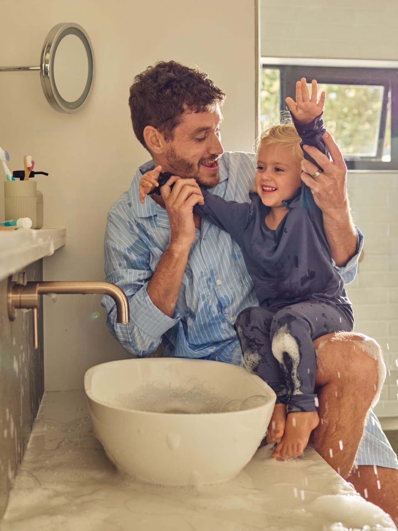 Padre e figlia in bagno