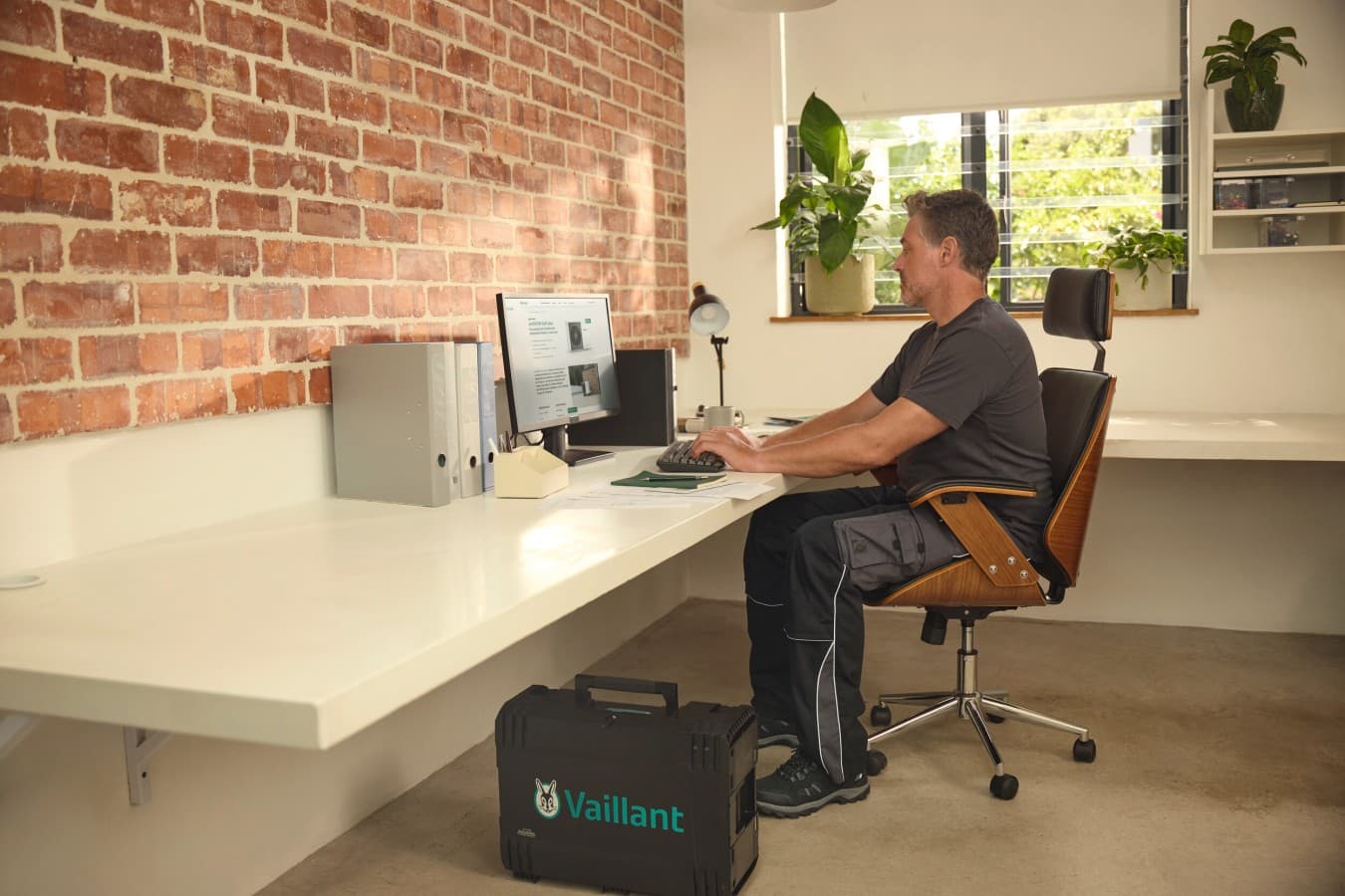 Tecnico Vaillant al computer.