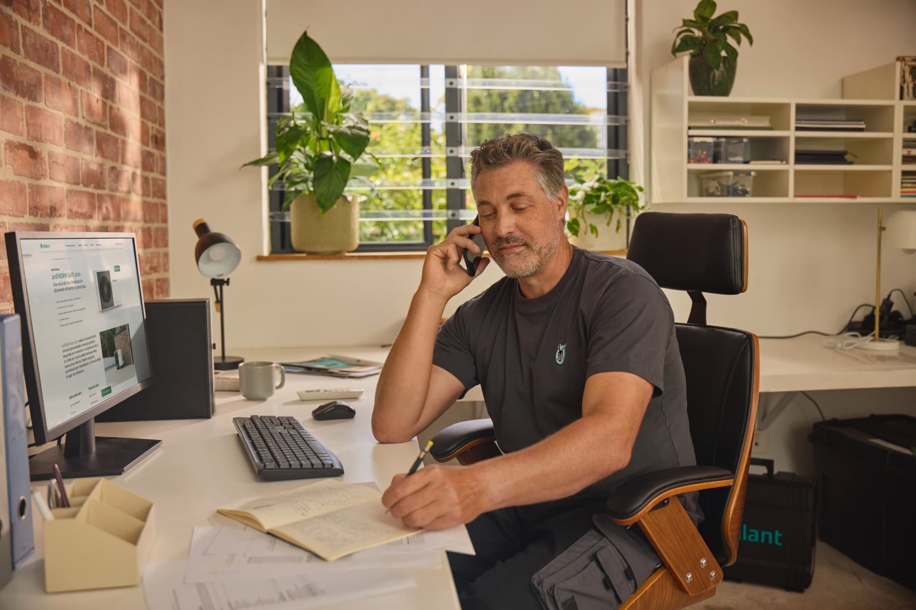 Professionista Vaillant risponde al telefono.
