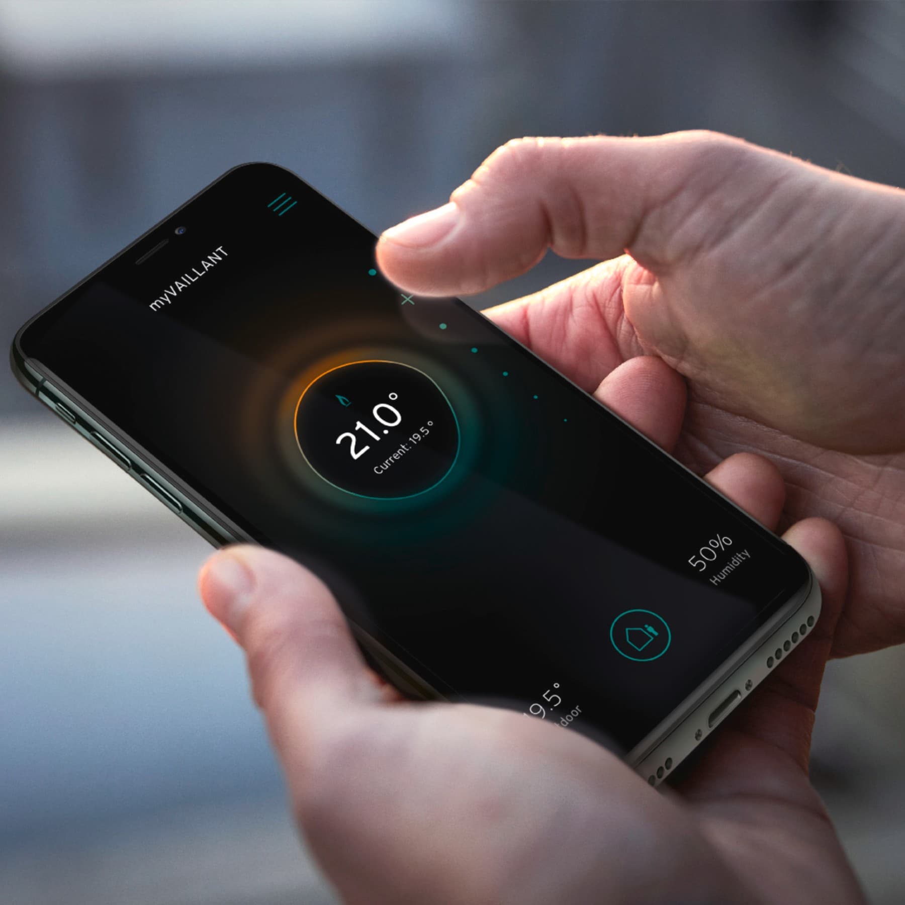 Utente usa myVaillant app sul proprio smartphone.