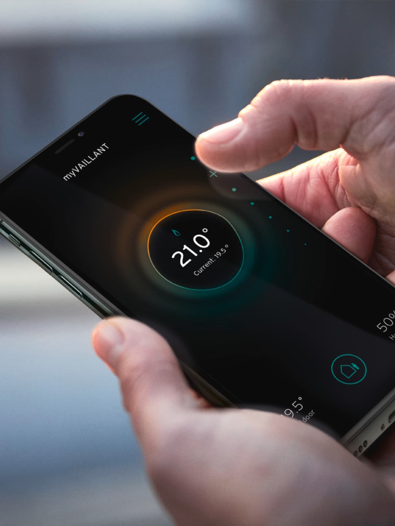Utente usa myVaillant app sul proprio smartphone.