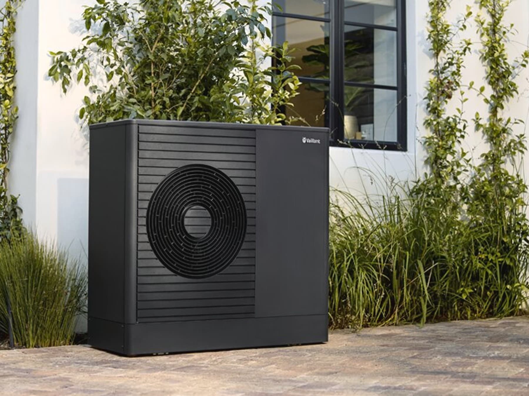 Pompa di calore davanti alla nuova casa