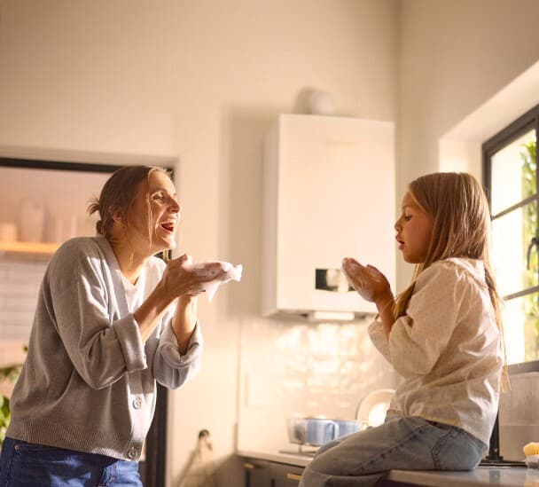 Mamma e figlia stanno giocando con le bolle di sapone