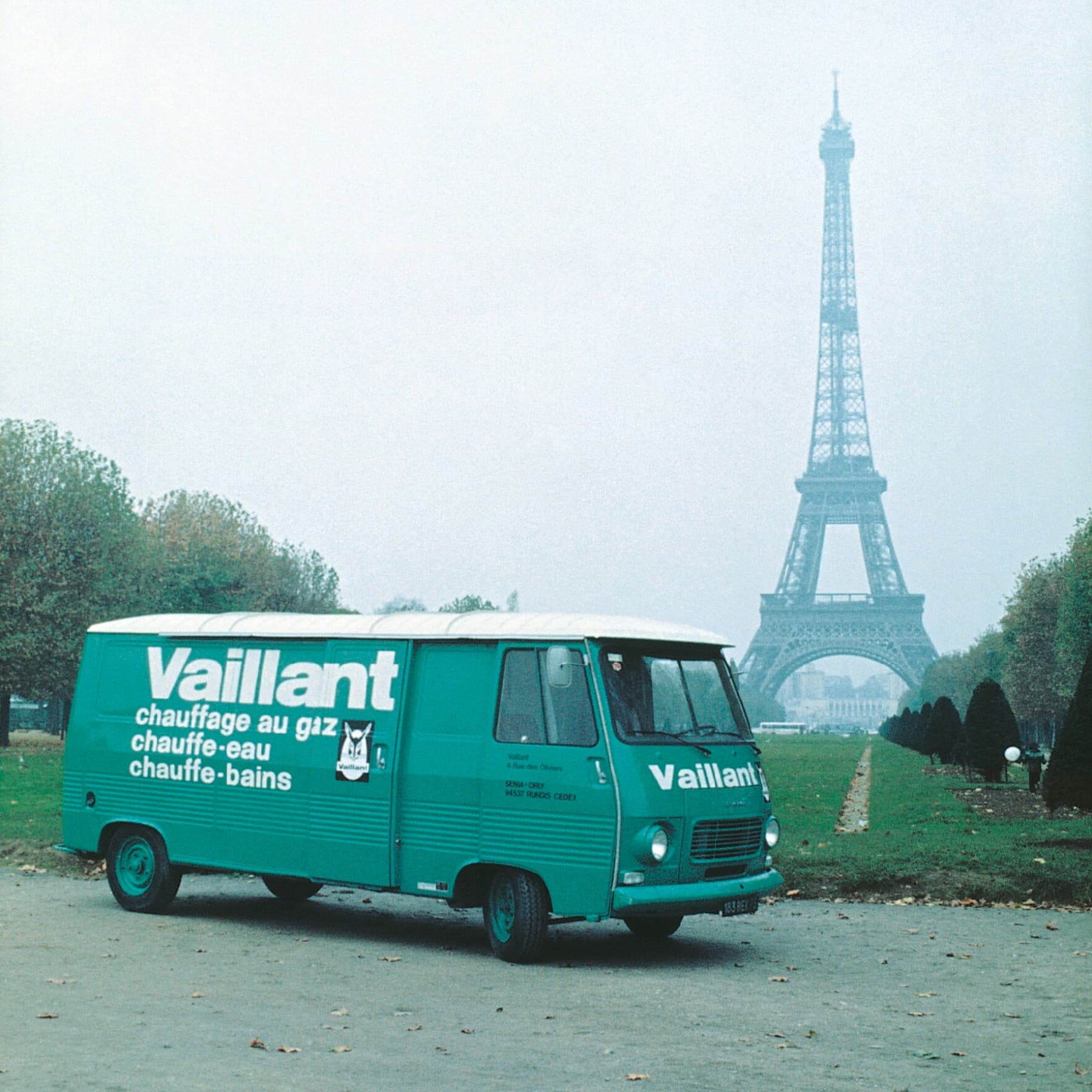 Un storico furgone Vaillant parcheggiato davanti alla Torre Eiffel