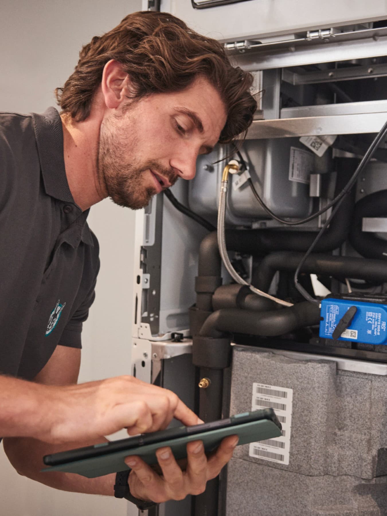 Tecnico Vaillant durante la manutenzione di una caldaia ecoTEC plus