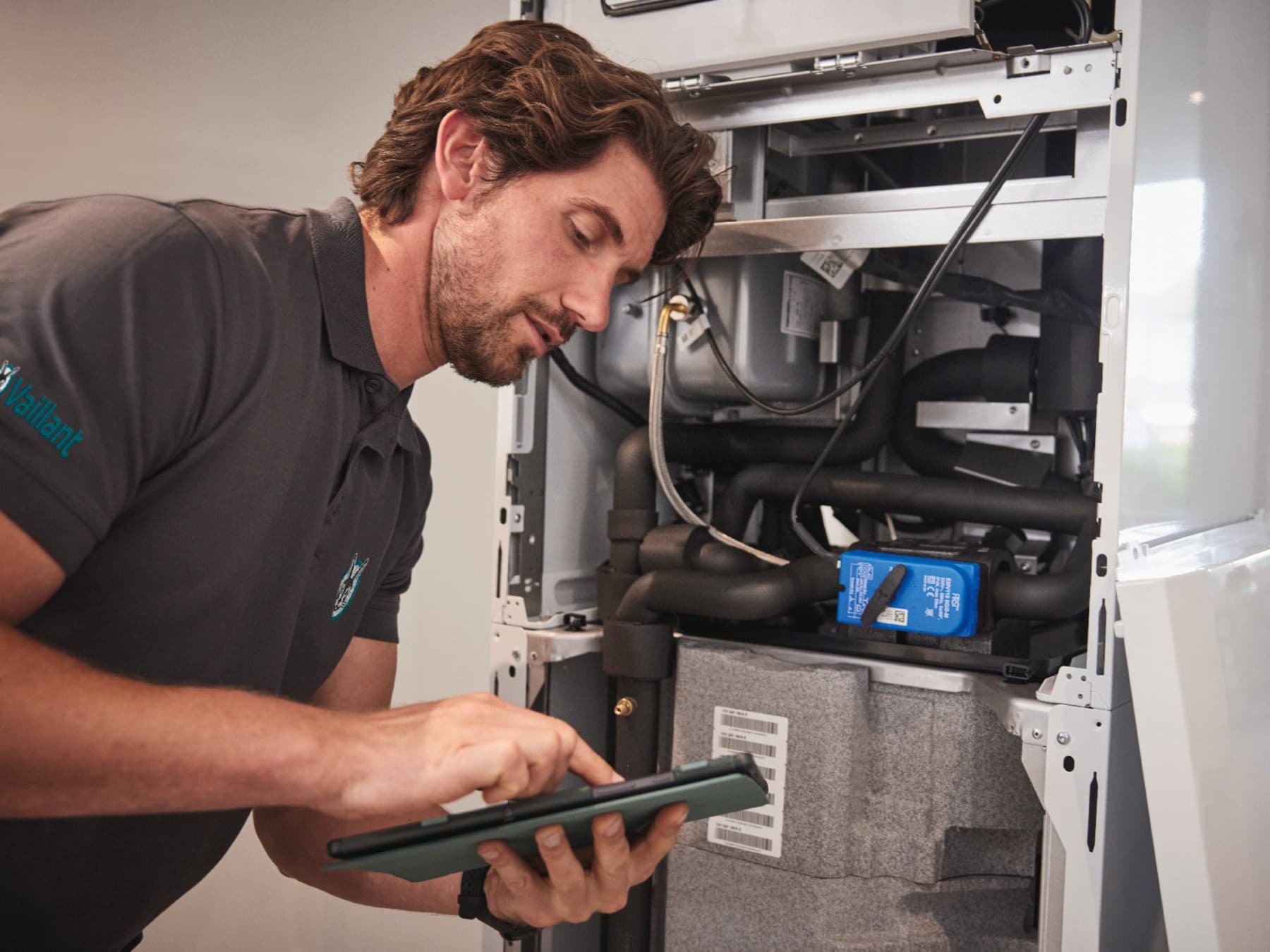 Tecnico Vaillant durante la manutenzione di una caldaia ecoTEC plus