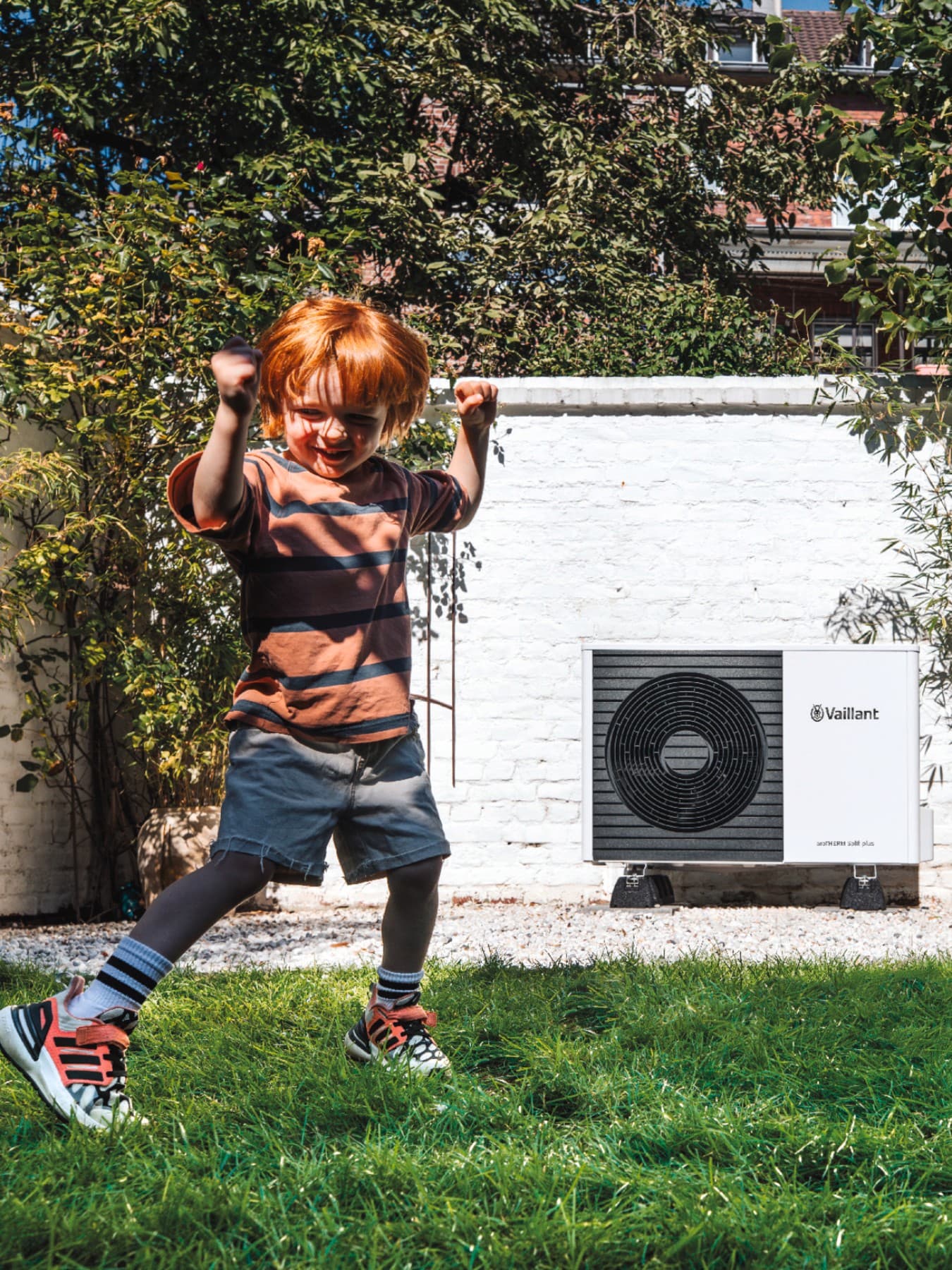 Pompa di calore monoblocco aroTHERM split plus di Vaillant con bambino e padre.