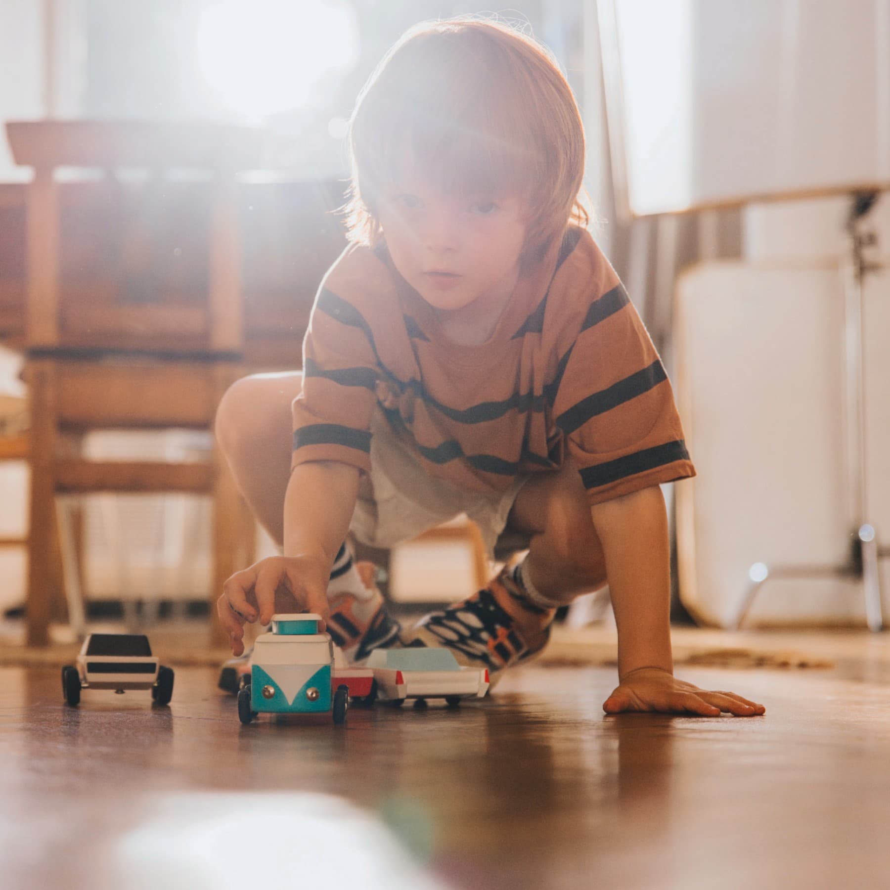 Bambino che gioca sul pavimento