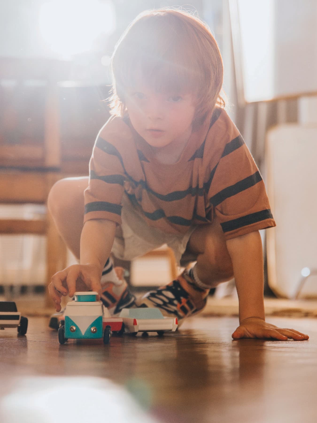 Bambino che gioca sul pavimento