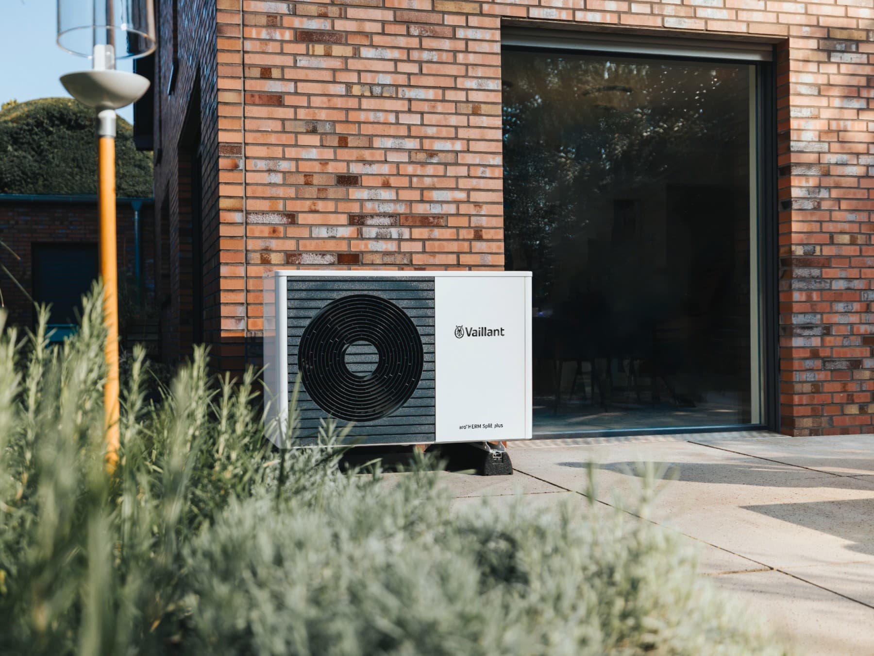 Una pompa di calore Vaillant davanti a un edificio moderno