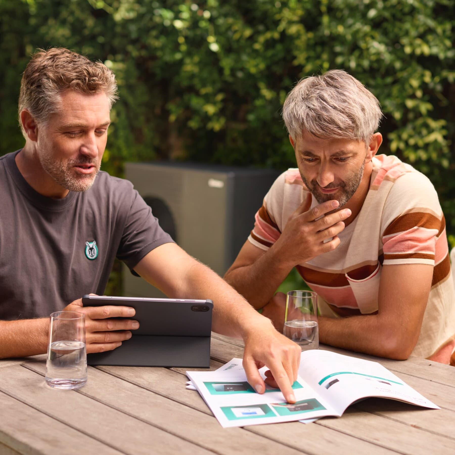 Installatore Vaillant e cliente durante una consulenza.