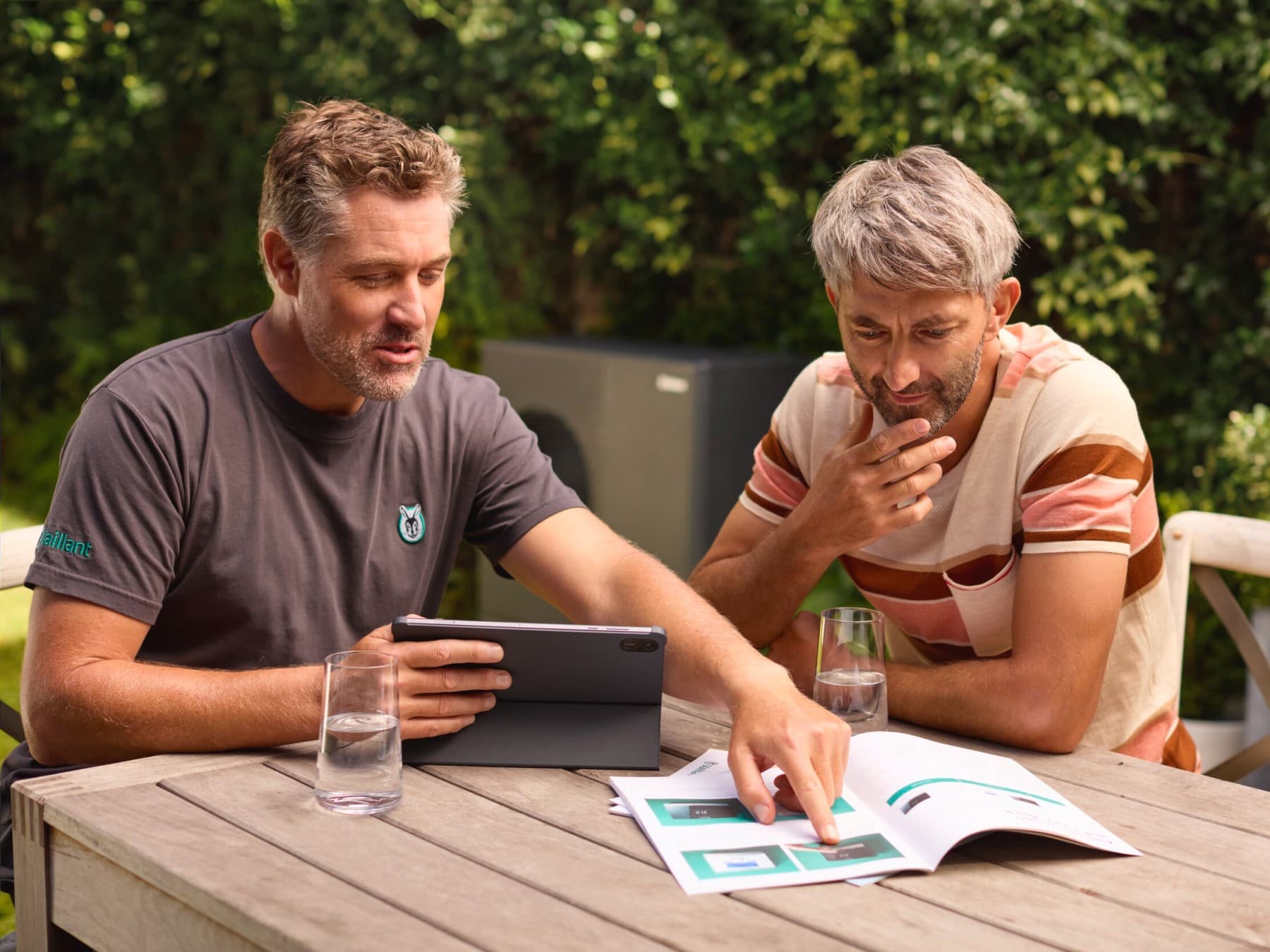 Situazione di consulenza e pompa di calore in un giardino