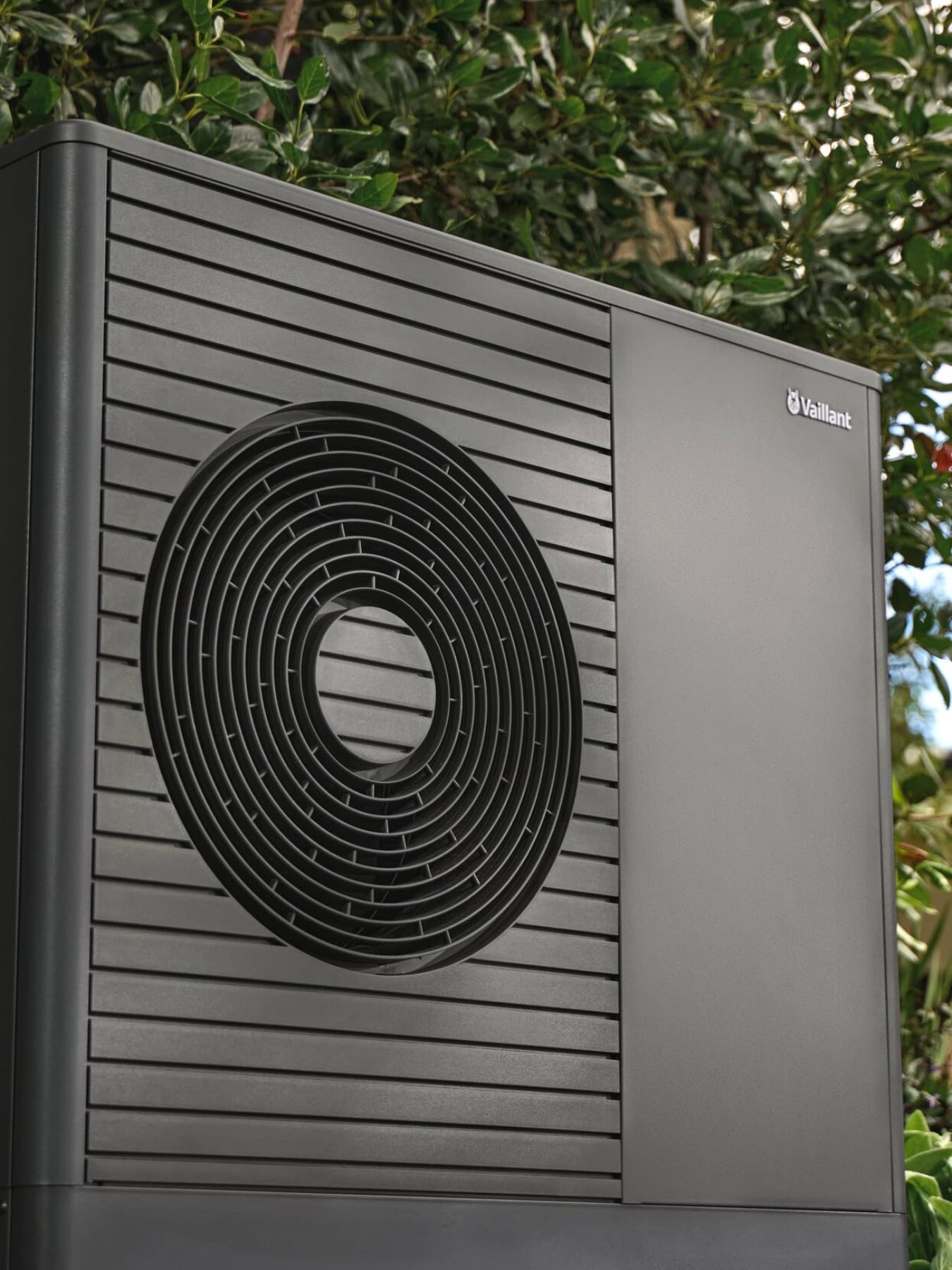 Pompa di calore aroTHERM plus di Vaillant in giardino.