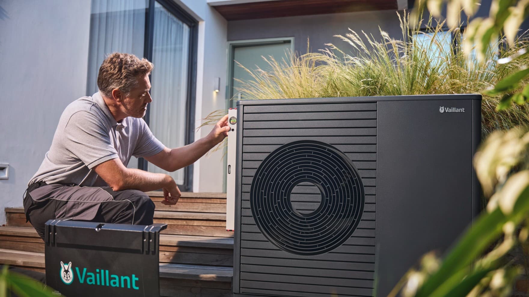 Tecnico Vaillant controlla posizione di una pompa di calore Vaillant.