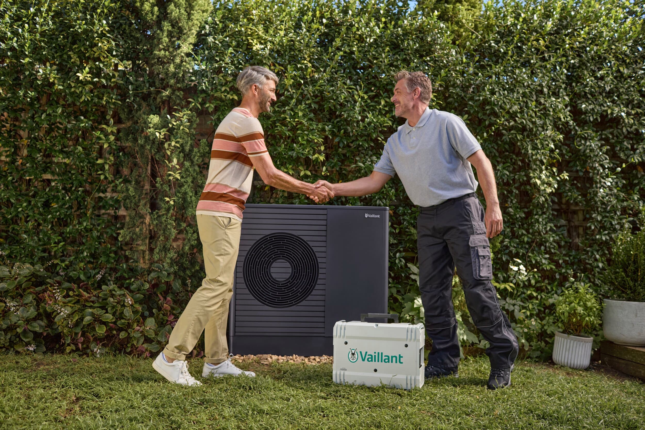 Tecnico ufficiale Vaillant che controlla il funzionamento di una pompa di calore.