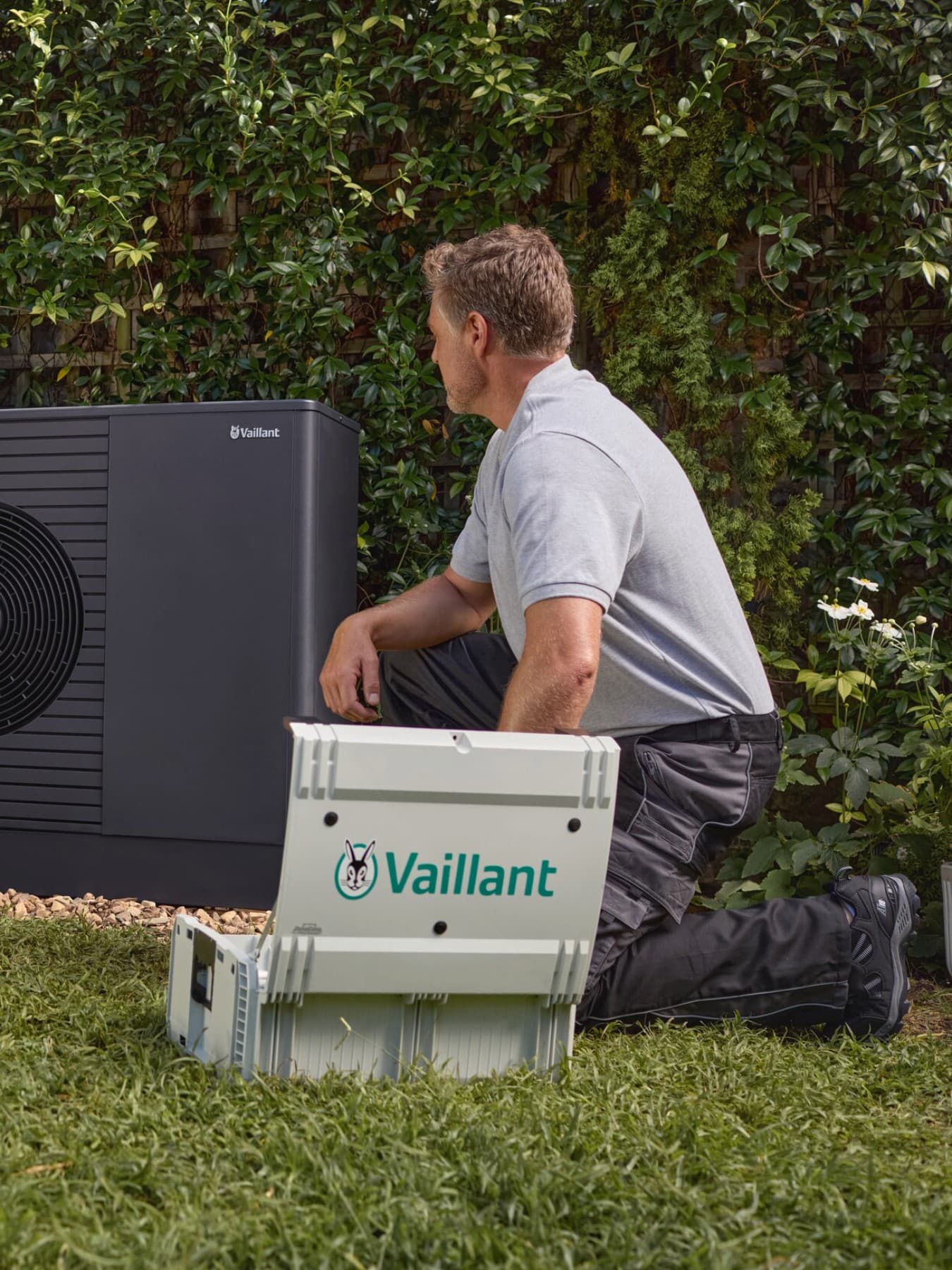 Un installatore controlla una pompa di calore con uno strumento