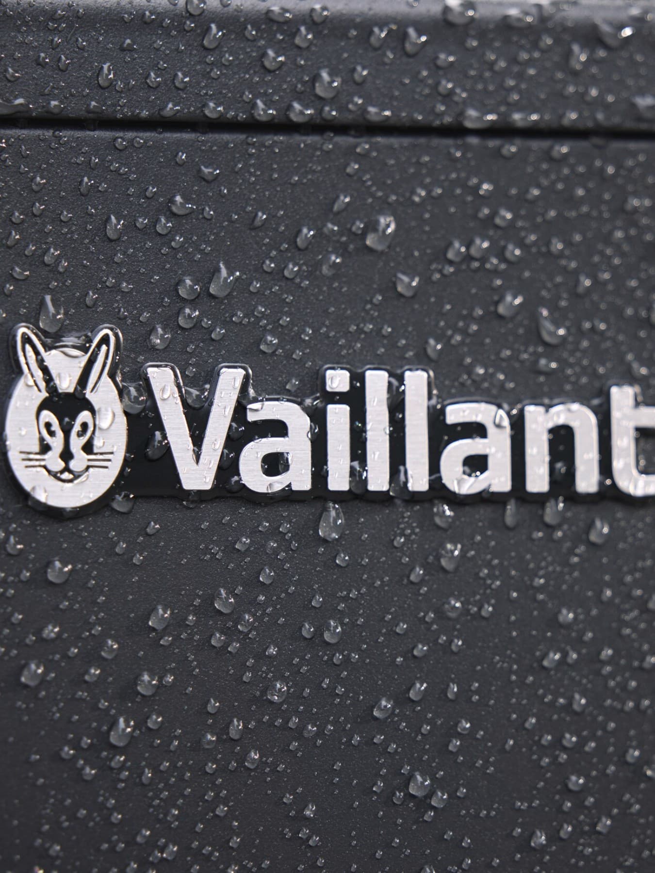 Logo Vaillant sopra una pompa di calore.