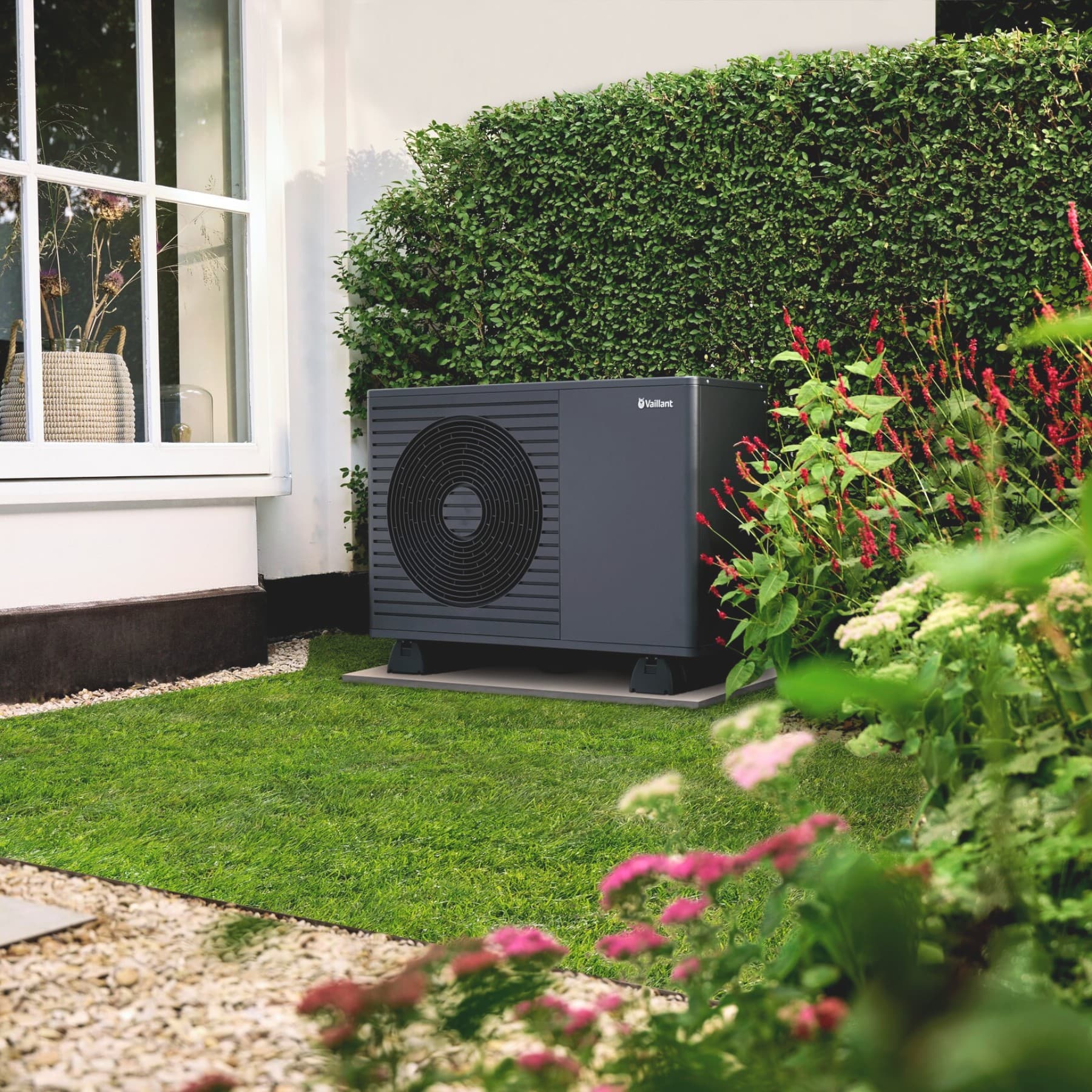 Unità esterna della pompa di calore aria-acqua Vaillant aroTHERM pro installata in giardino