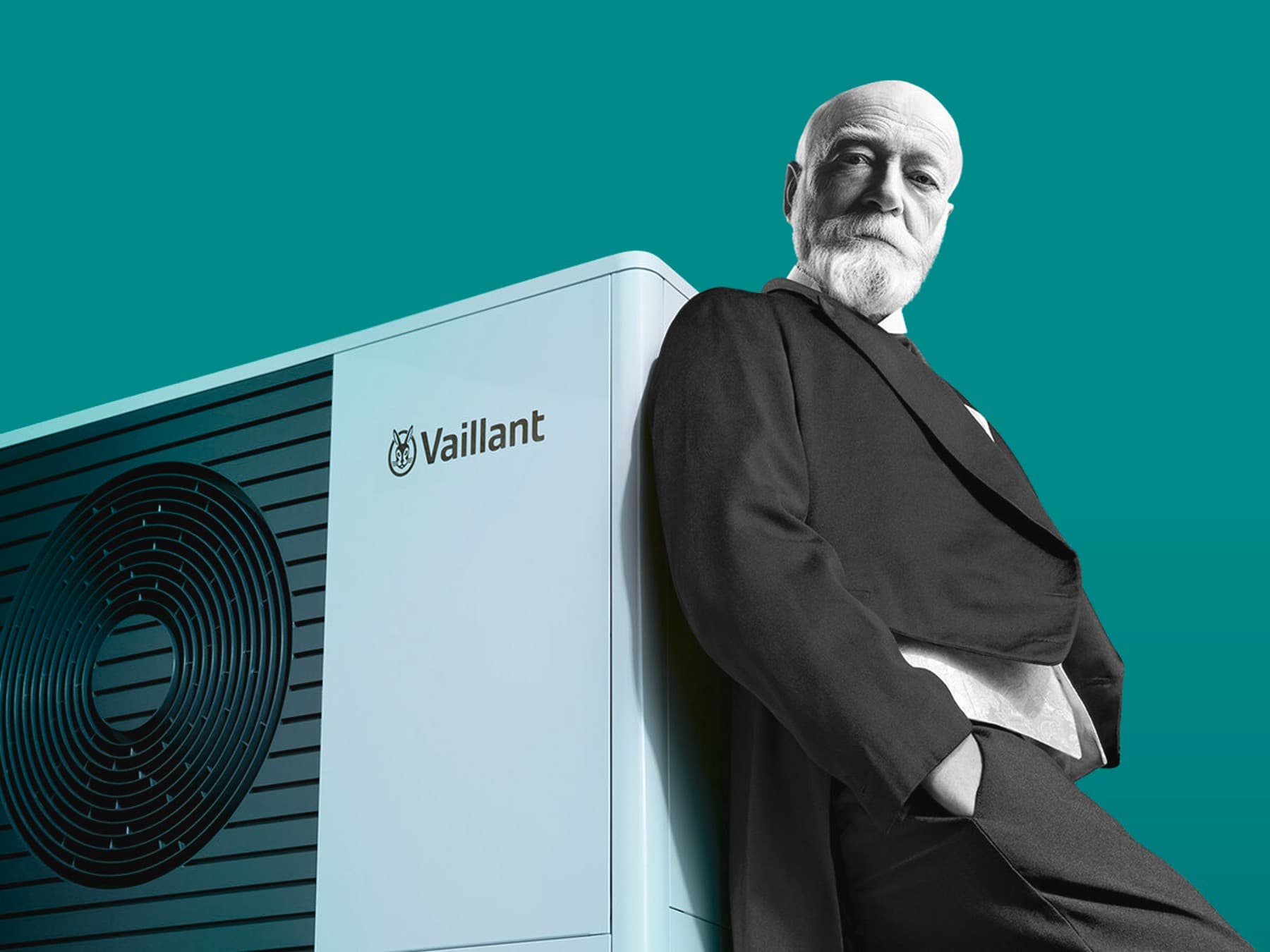 Johann Vaillant appoggiato a una pompa di calore