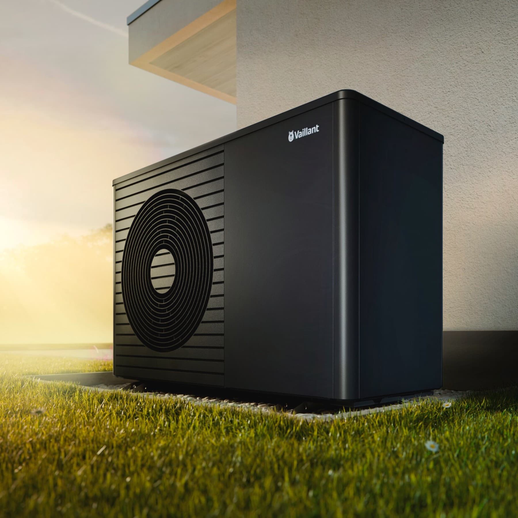 Unità esterna di una pompa di calore Vaillant al tramonto.