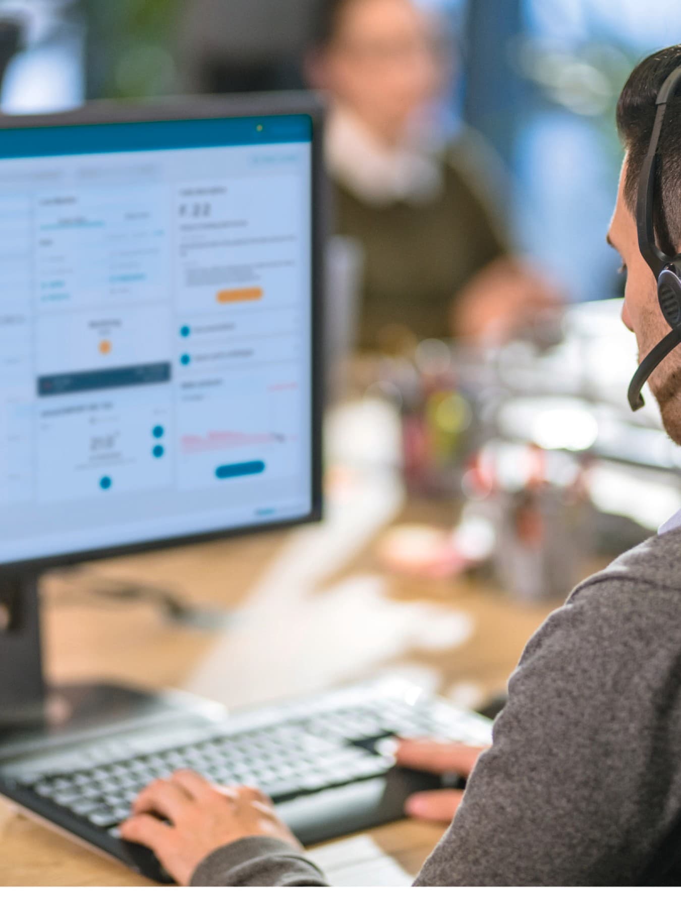 Tecnico del Call Center di un Centro Assistenza Tecnica ufficiale Vaillant al telefono con un cliente