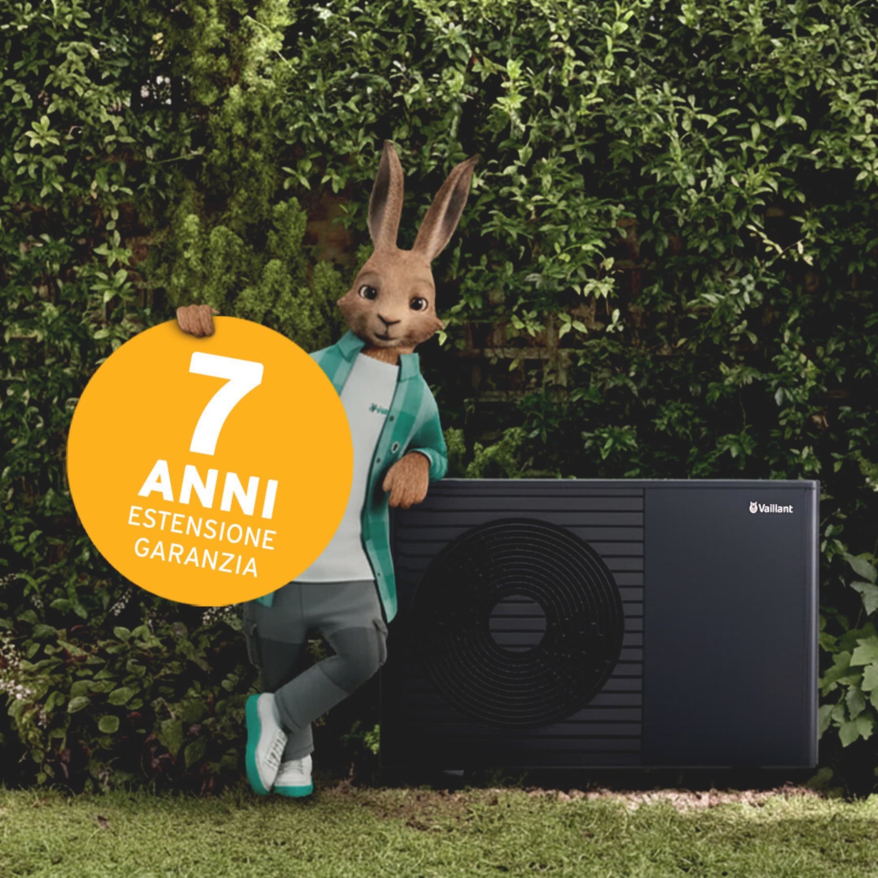 Lepre Vaillant a fianco a una pompa di calore Vaillant con messaggio 7 anni garanzia.