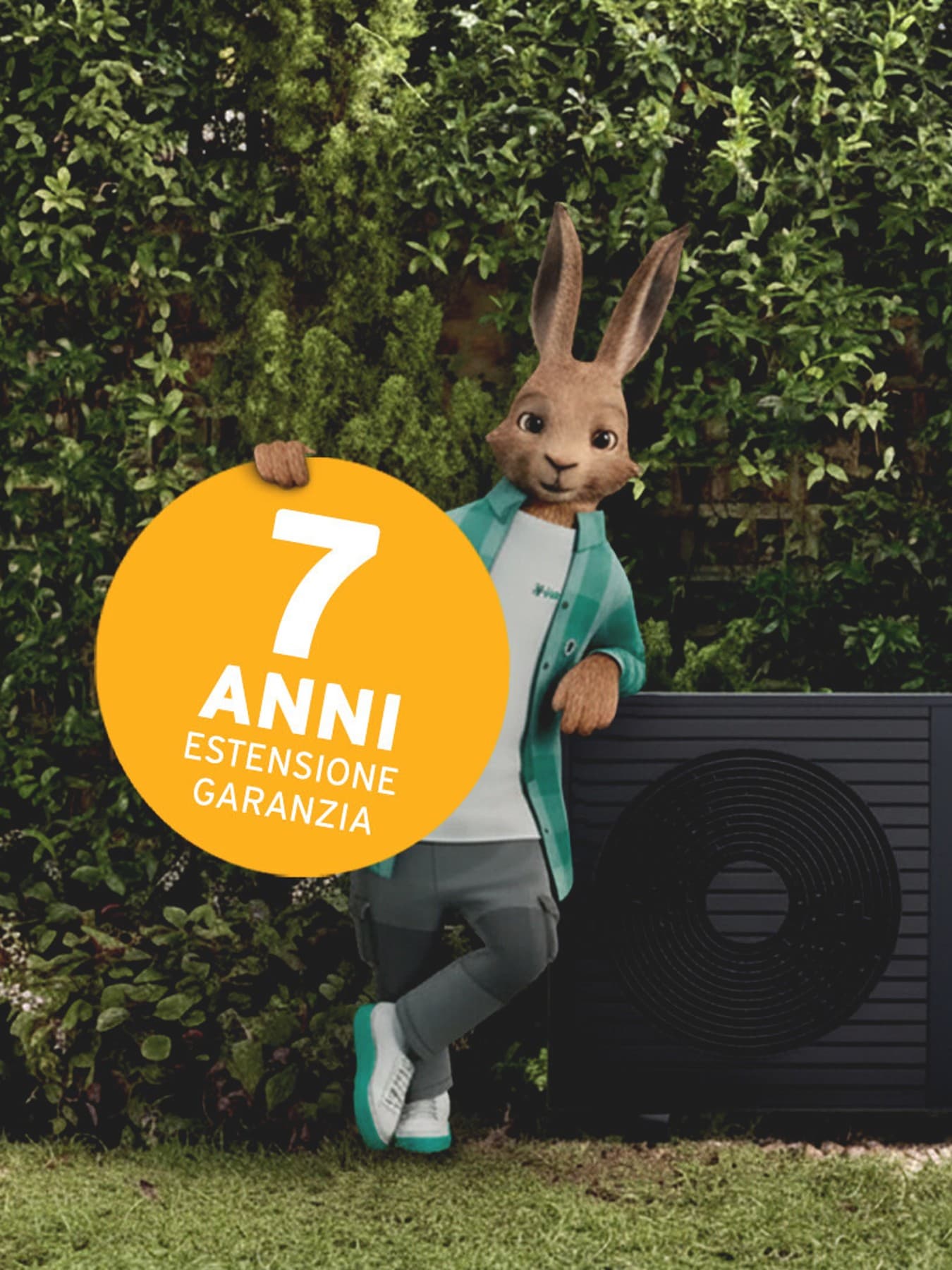 Lepre Vaillant a fianco a una pompa di calore Vaillant con messaggio 7 anni garanzia.