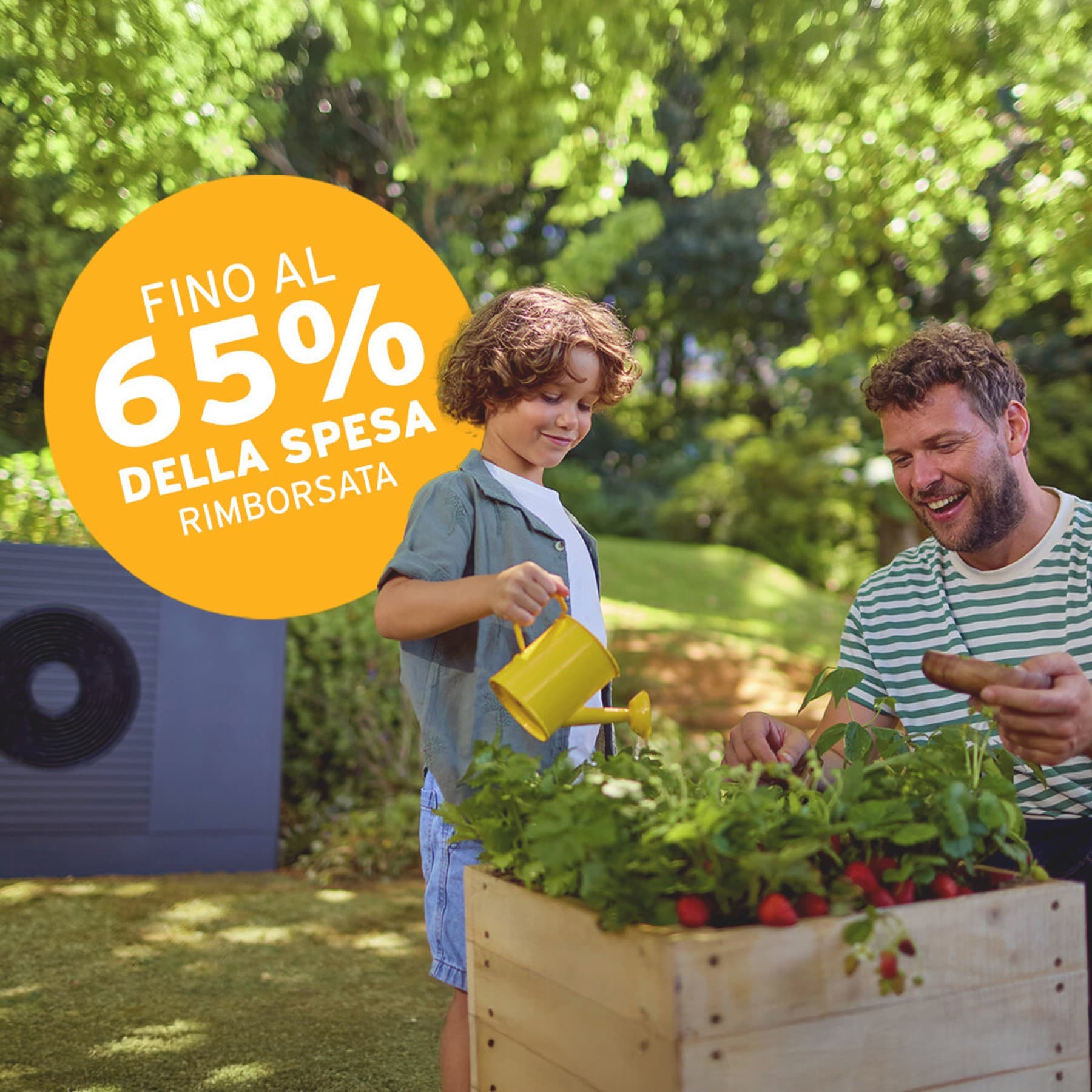 Bambino con papà in giardino.