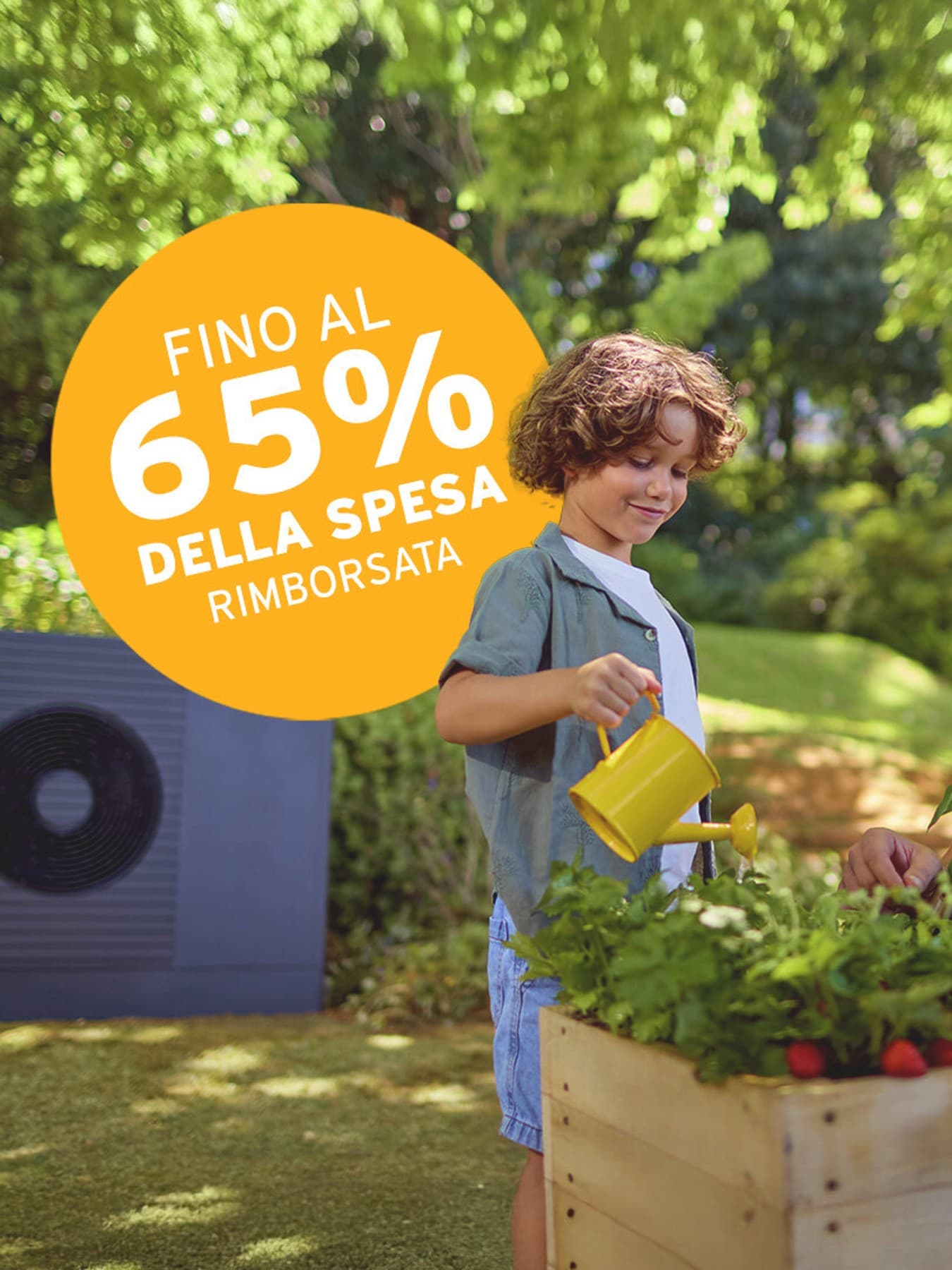 Una coppia che guarda lo schermo di uno smartphone, seduta su un divano