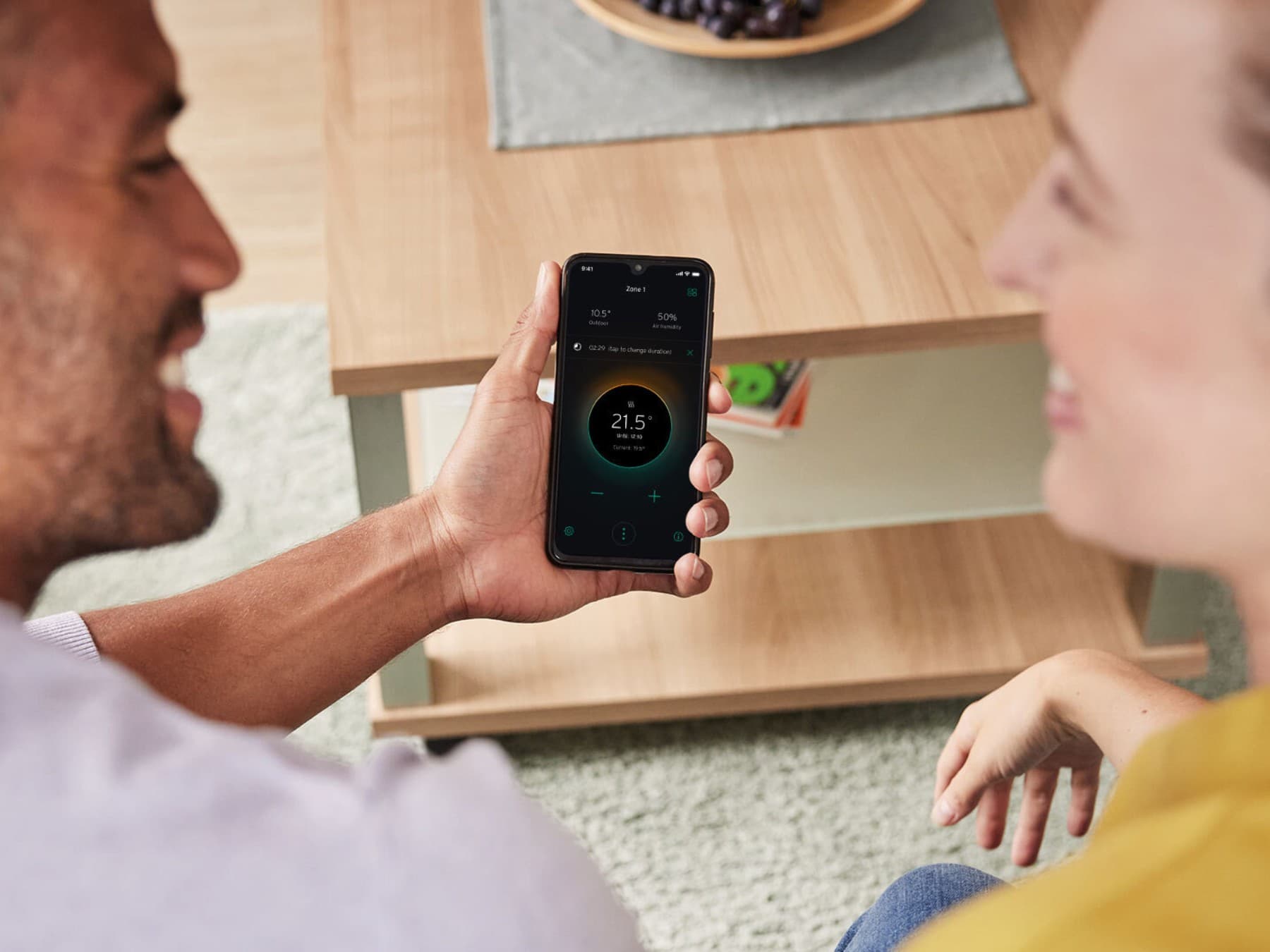 Coppia usa myVAILLANT sul proprio smartphone.