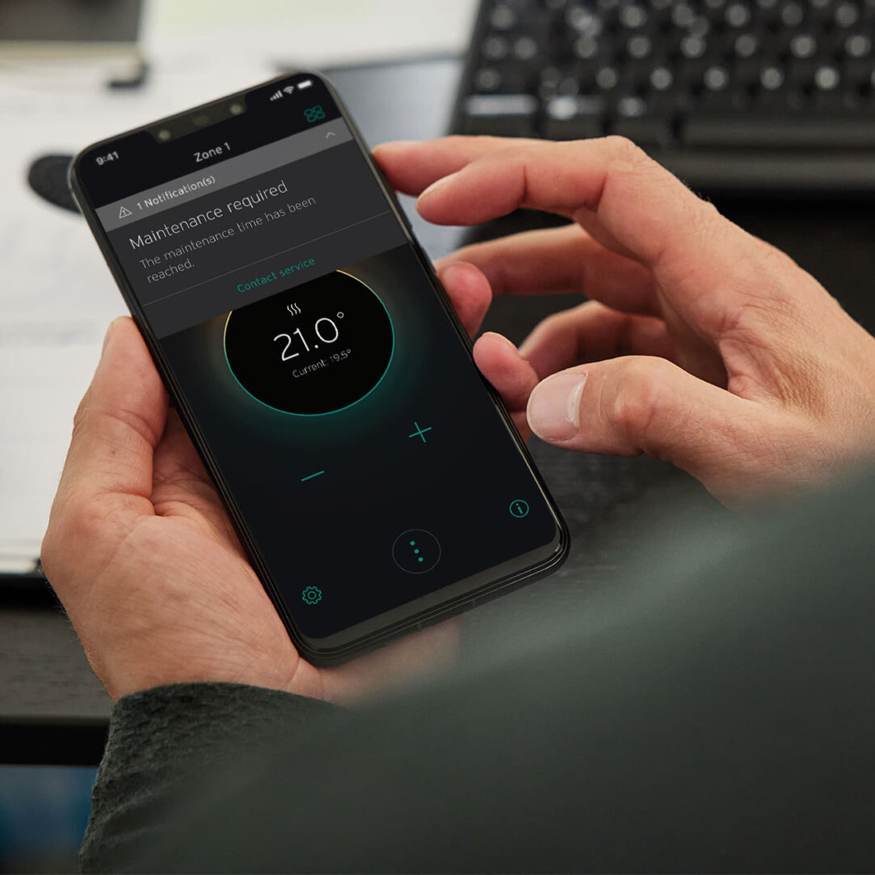 Uomo che usala myVAILLANT APP con controllo della temperatura domestica
