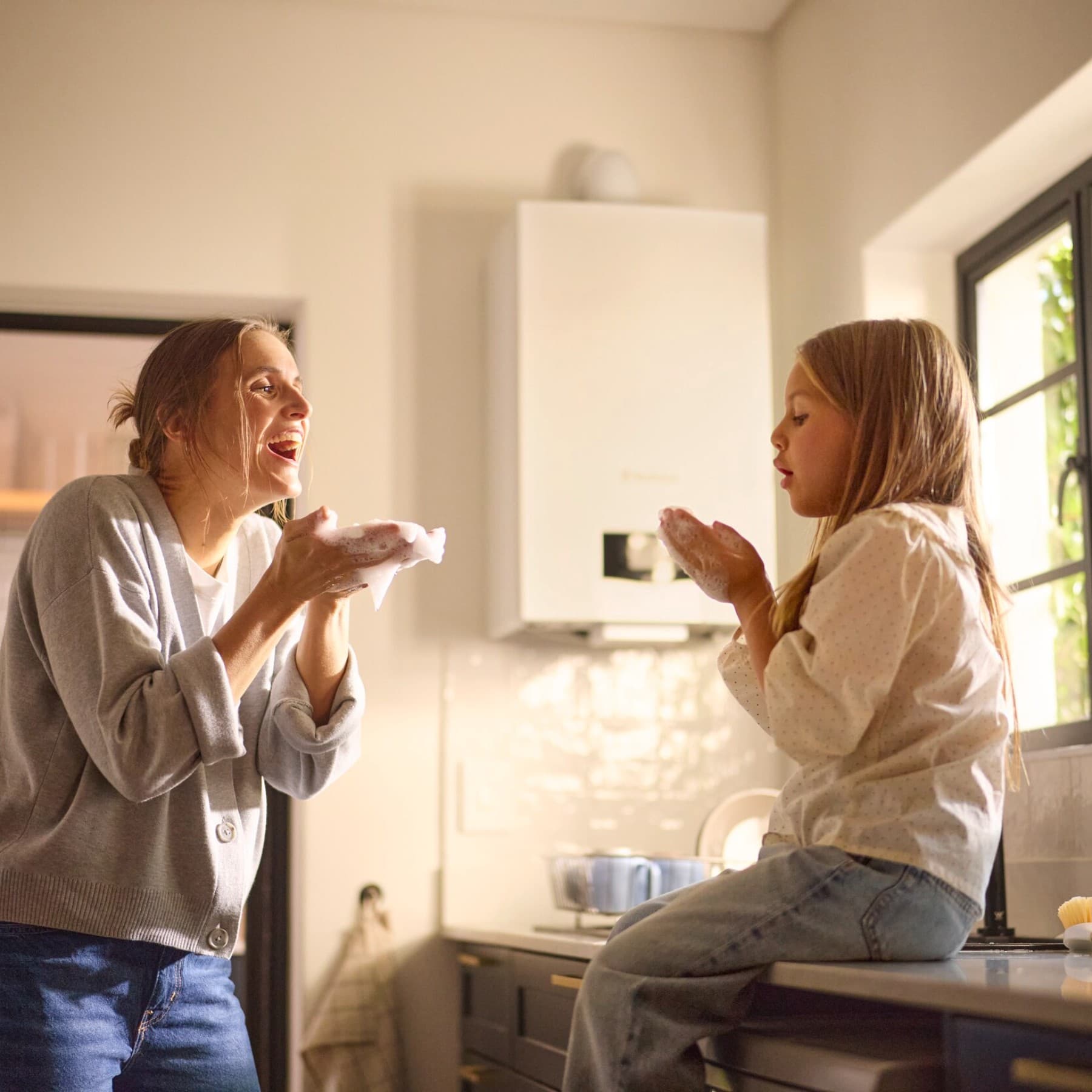 Mamma e figlia che giocano con le bolle di sapone
