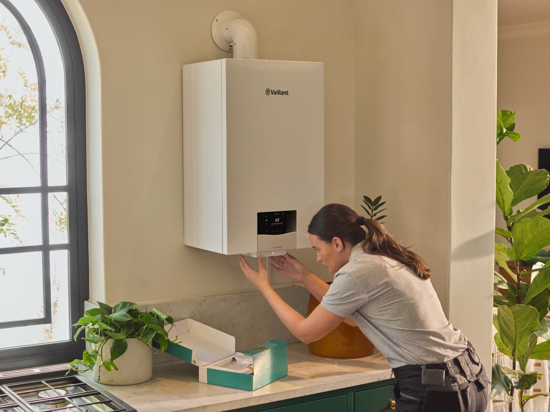 Tecnico controllo una caldaia Vaillant.